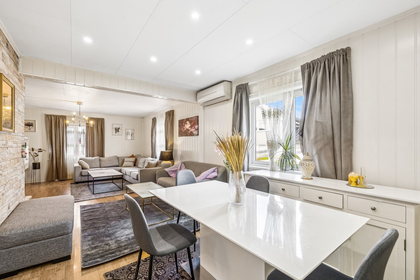 Det er montert varmepumpe i stuen. Galleribilde