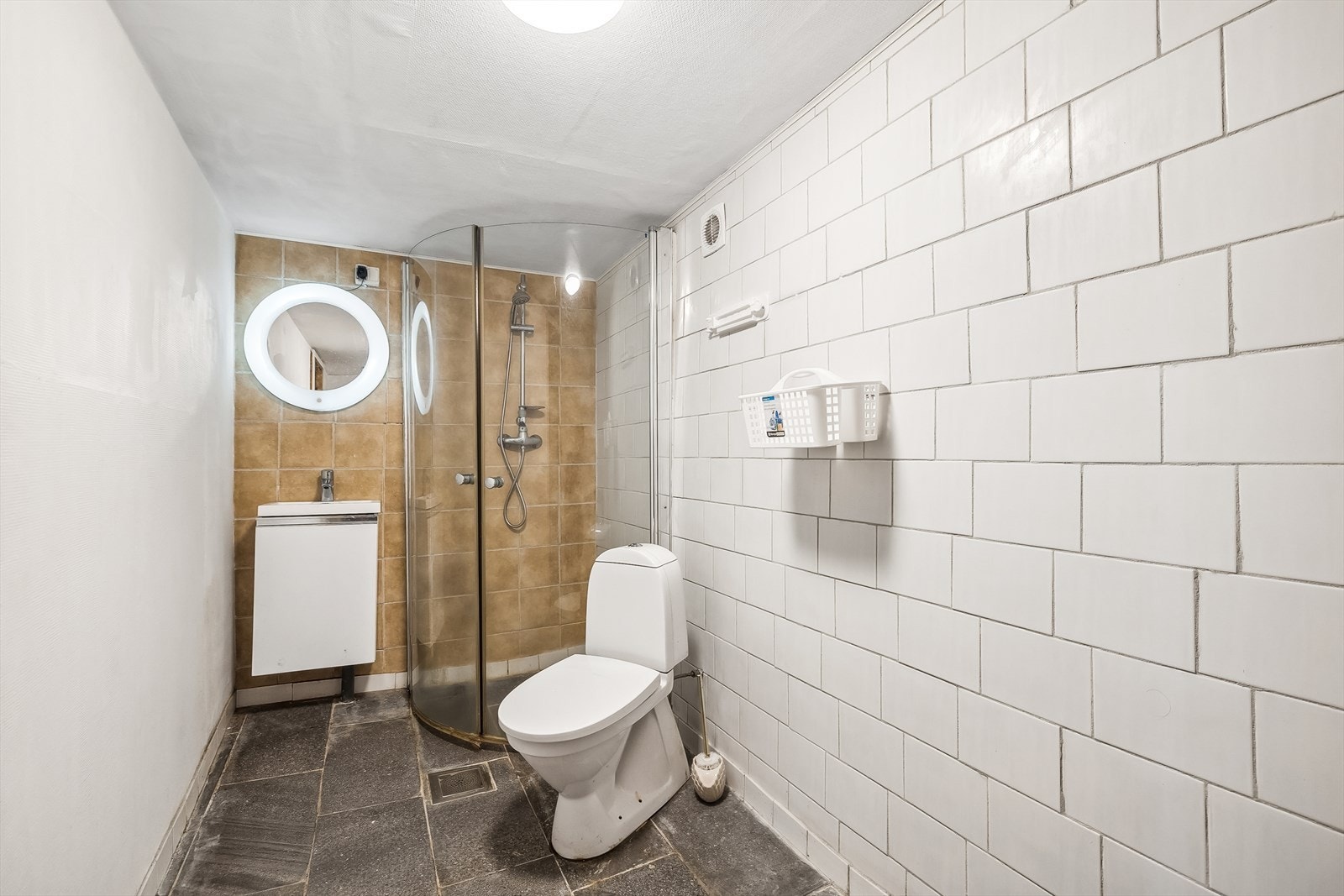 I kjelleren er det også innredet ett bad/wc, hvor det er montert servant og toalett. (ikke godkjent). Galleribilde