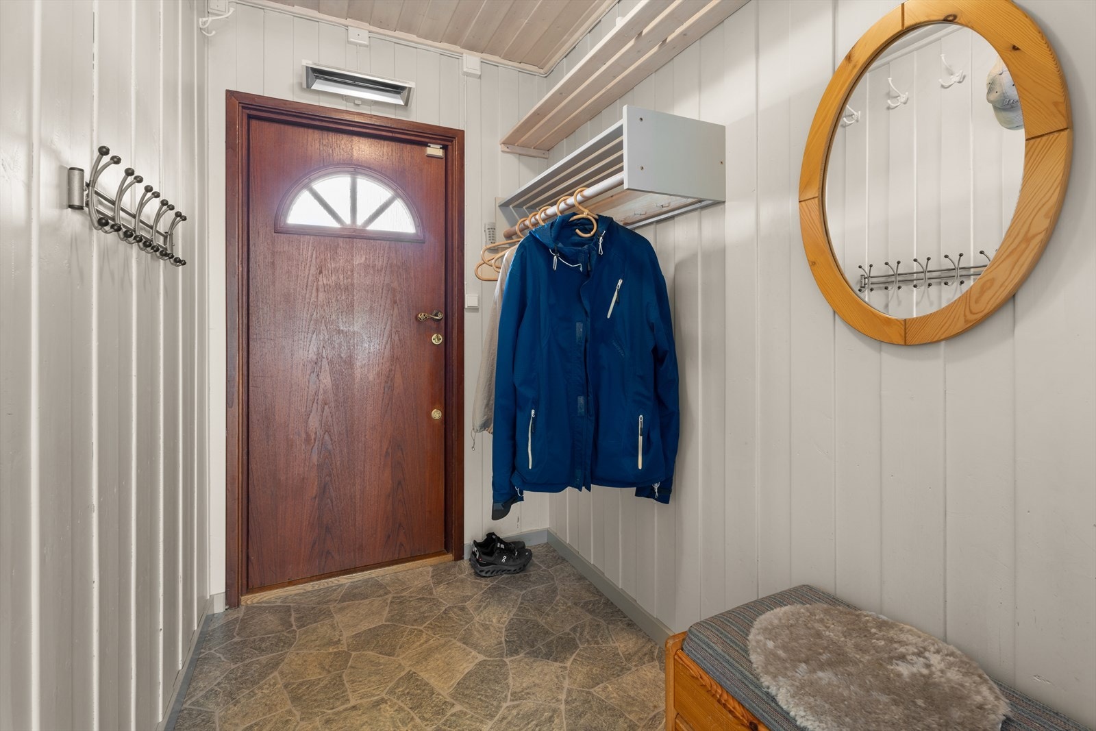 - Boligen har en romslig entré som skaper et umiddelbart godt førsteinntrykk. Her kan du enkelt henge i fra deg yttertøy og sko - Galleribilde