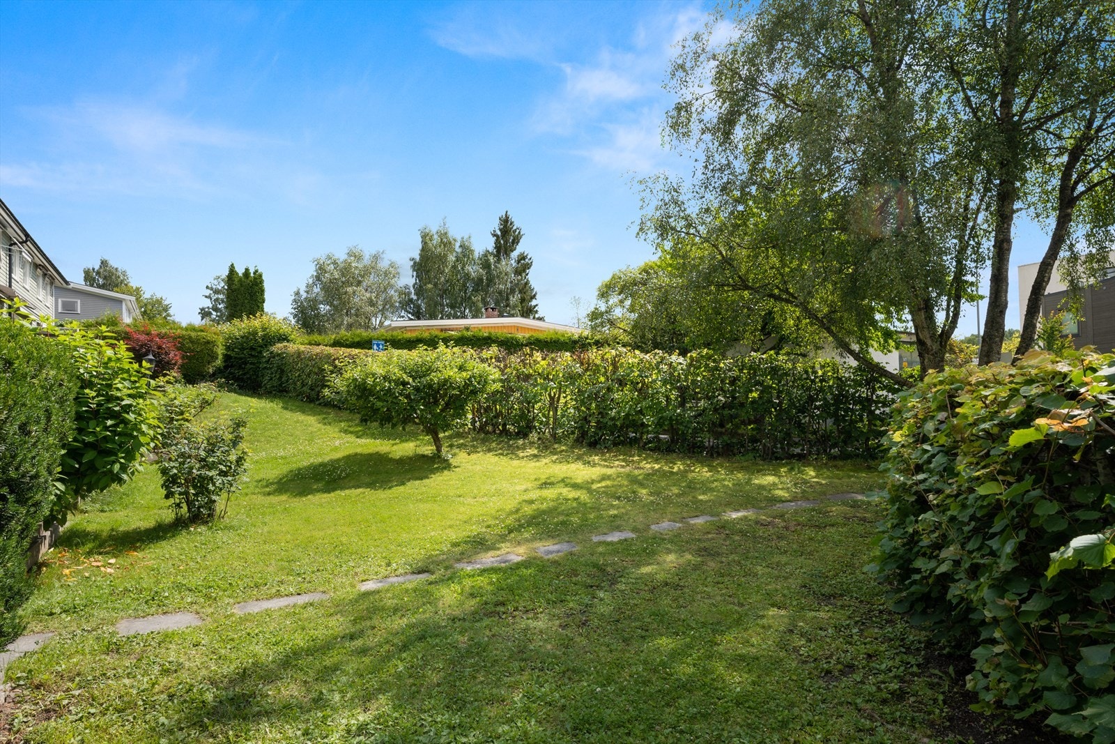 - Sameiets avskjermede og hyggelige grøntområde. Her er det ingen gjennomgang og beliggenheten føles derfor som skjermet og svært rolig- Galleribilde