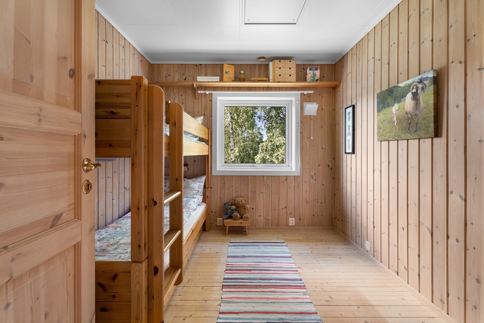 - De romslige dimensjonene og den fleksible bruken gjør soverommene svært funksjonelle og tilpasningsdyktige, enten man ønsker et komfortabelt hvilerom, et praktisk arbeidsområde eller et koselig sted for gjester - Galleribilde