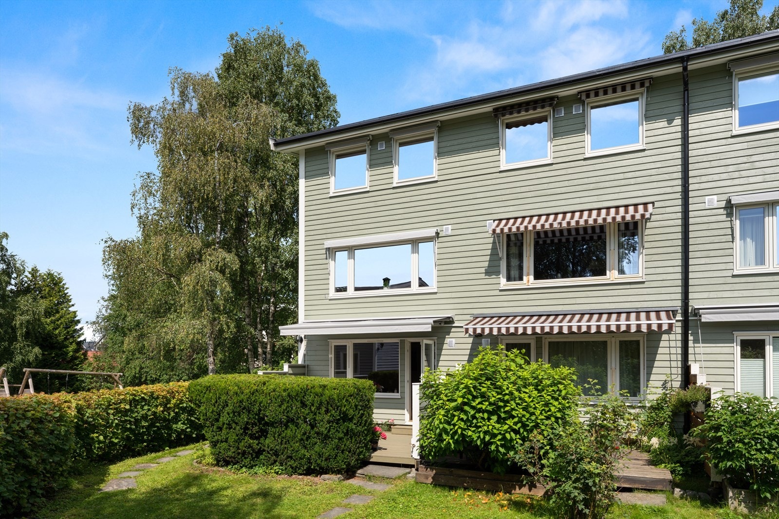 - Hesteskoen 10H er et enderekkehus over tre plan med en god beliggenhet på Kjelsås, med nærhet til barnehager, skoler, offentlig kommunikasjon, servicetilbud, samt sentrum og Marka - en perfekt beliggenhet for familier - Galleribilde