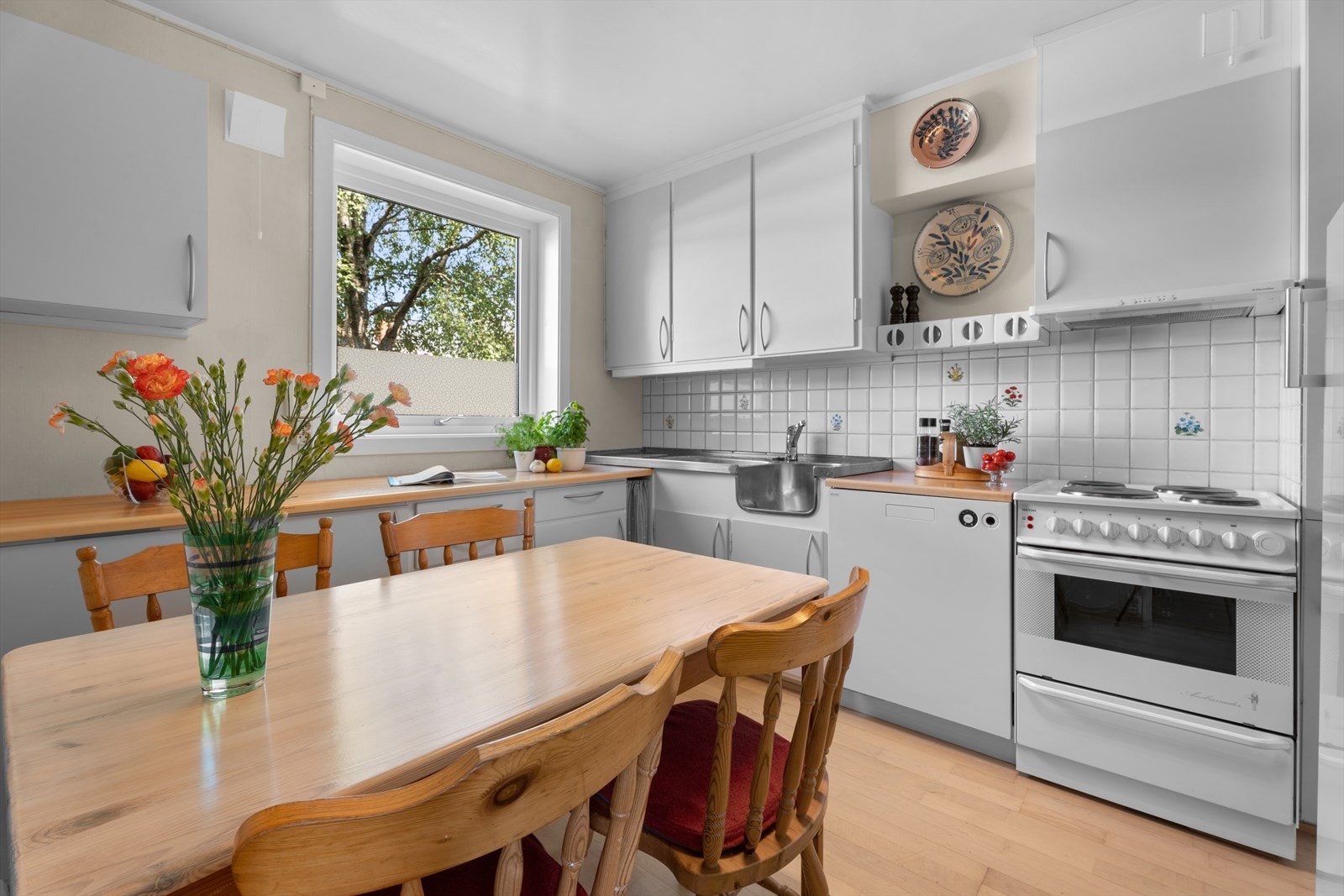 - Romslig kjøkken med rikelig skap- og benkeplass - Galleribilde