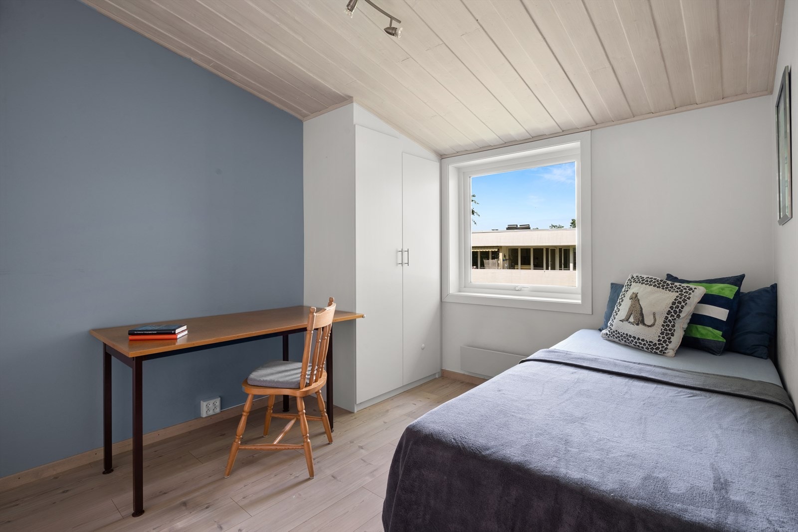 - På dette soverommet er det lagt nytt laminatgulv og veggene er tapetserte - Galleribilde