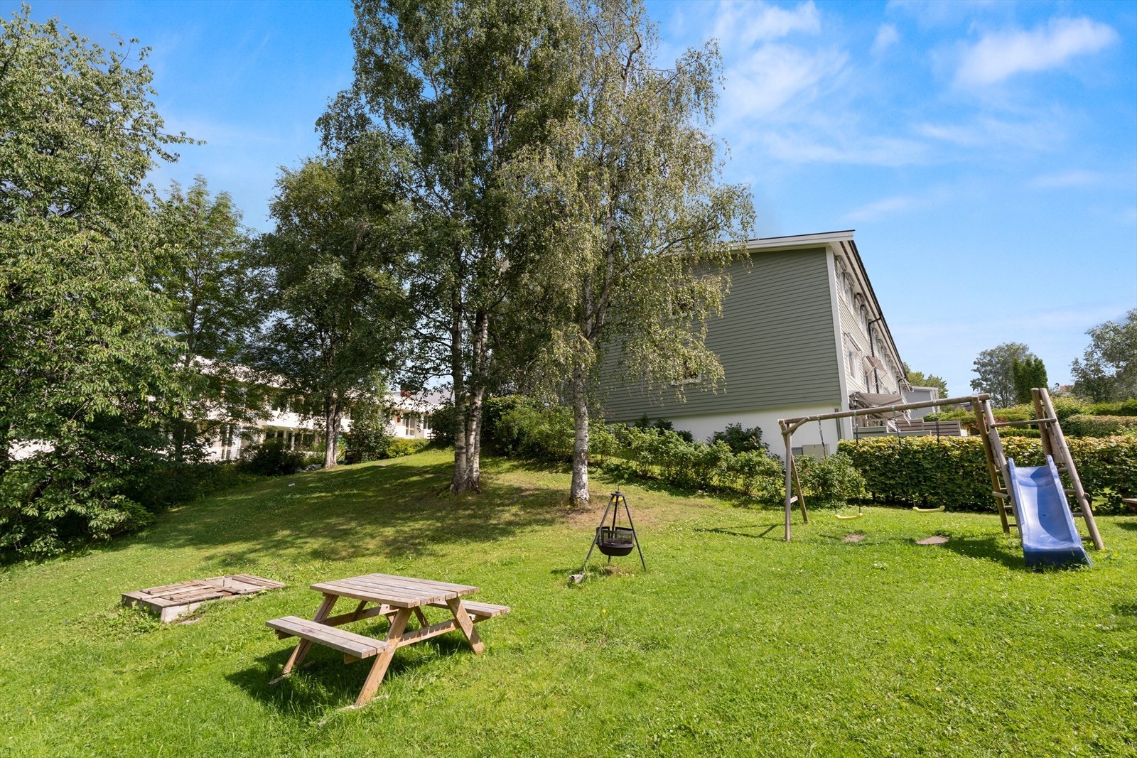 - Sameiet har svært flotte fellesområde med blant annet lekeapparat for de minste og hyggelige sittegrupper - Galleribilde