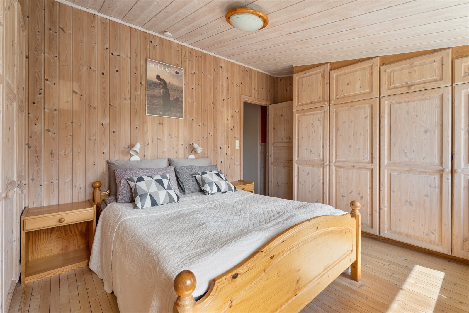 - Hvert soverom er utstyrt med garderobeskap som gir gode oppbevaringsmuligheter for klær og andre eiendeler - Galleribilde