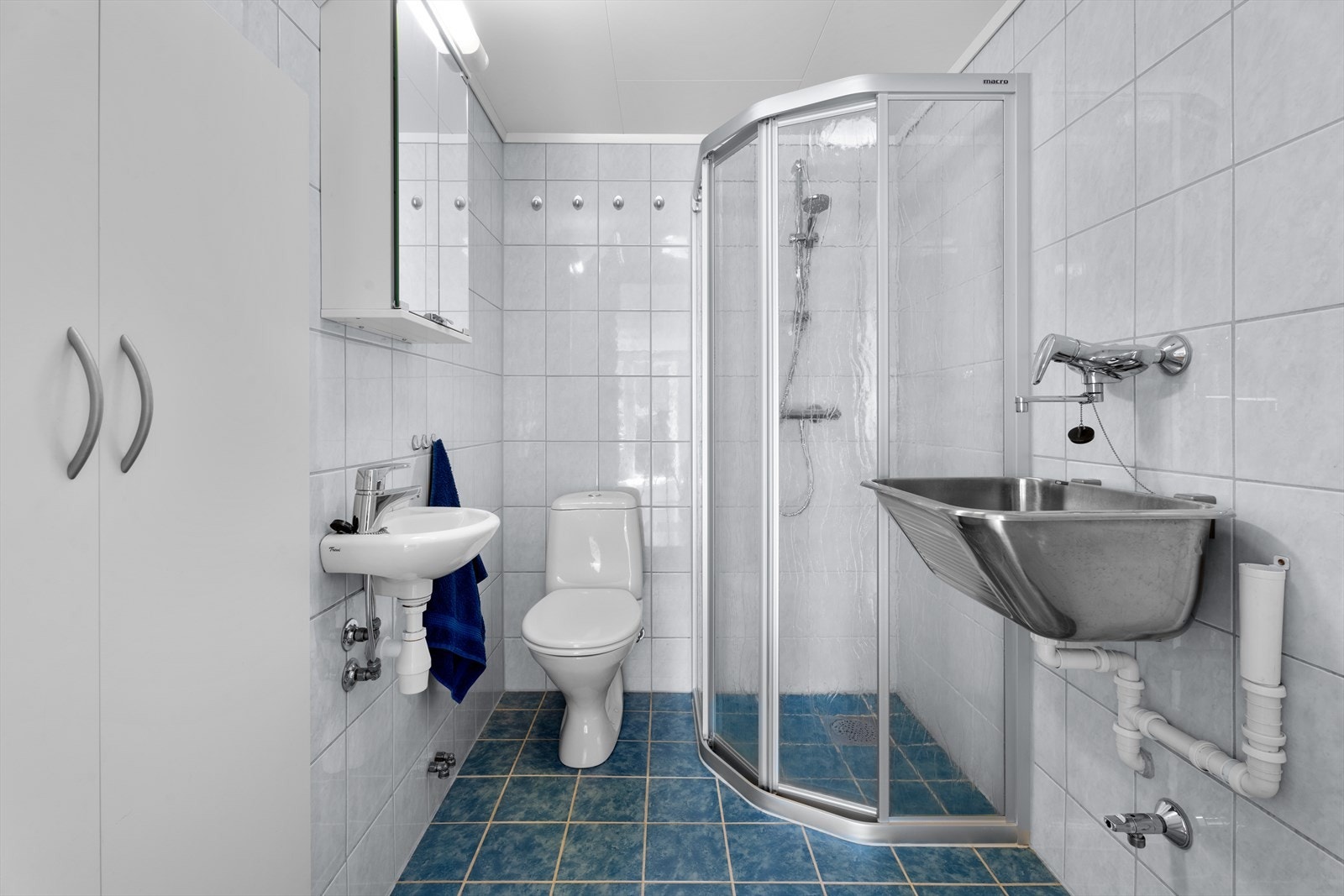 - Flott flislagt baderom med elektrisk gulvvarme. Badet er innredet med klosett, vaskekum og dusjhjørne med kabinettvegger. Det er opplegg for vaskemaskin. Varmtvannsbereder på 200 liter fra 2003 er plassert på baderommet - Galleribilde