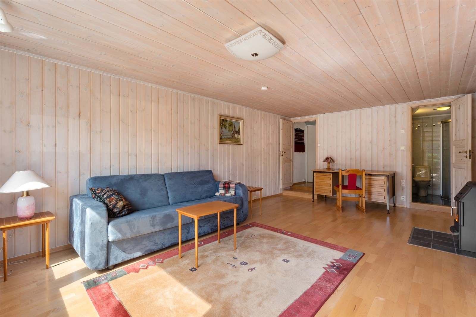 - I stuen er det også en hyggelig vedovn som varmer godt på kalde dager - Galleribilde