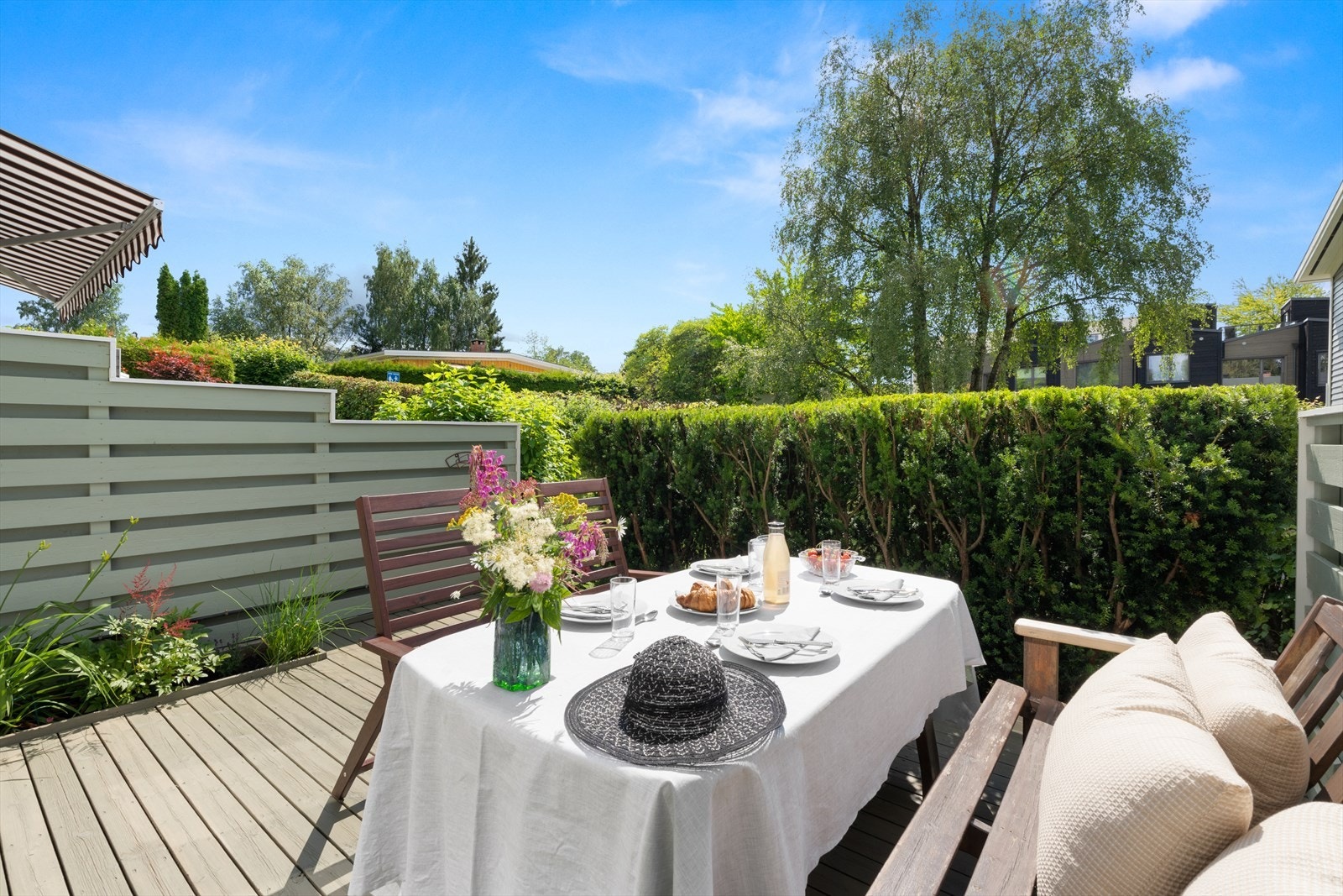 - Fra stuen er det utgang til en herlig sørvestvendt terrasse på ca. 11 m² med svært gode solforhold - Galleribilde