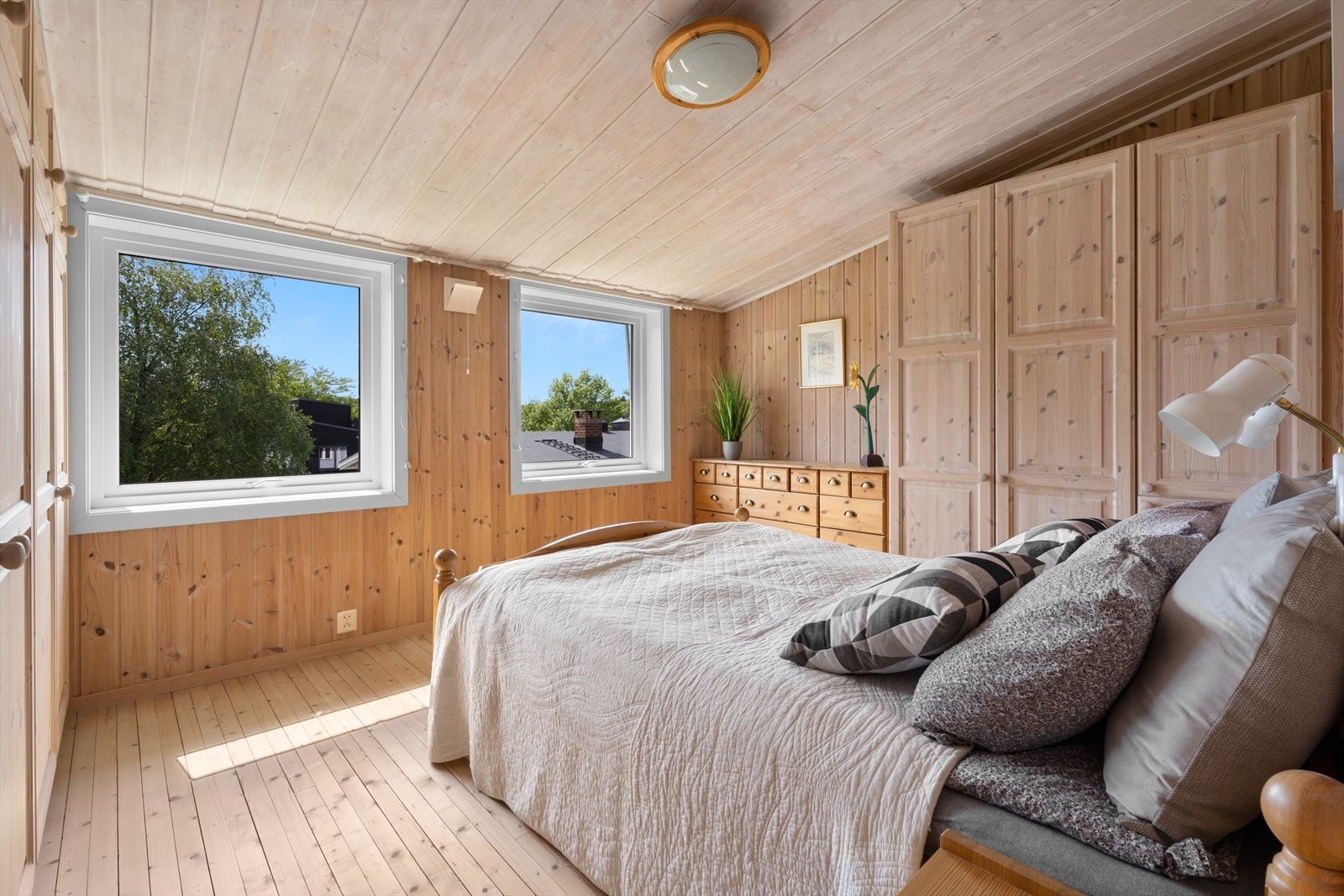 - Soverommene er av god størrelse med plass til dobbeltseng, nattbord og tilhørende møbler - Galleribilde