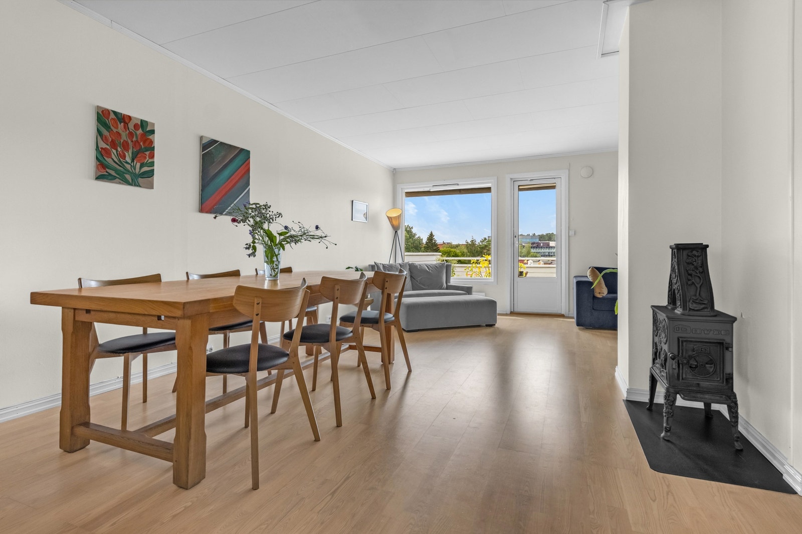 Stue med utgang til solrik veranda Galleribilde