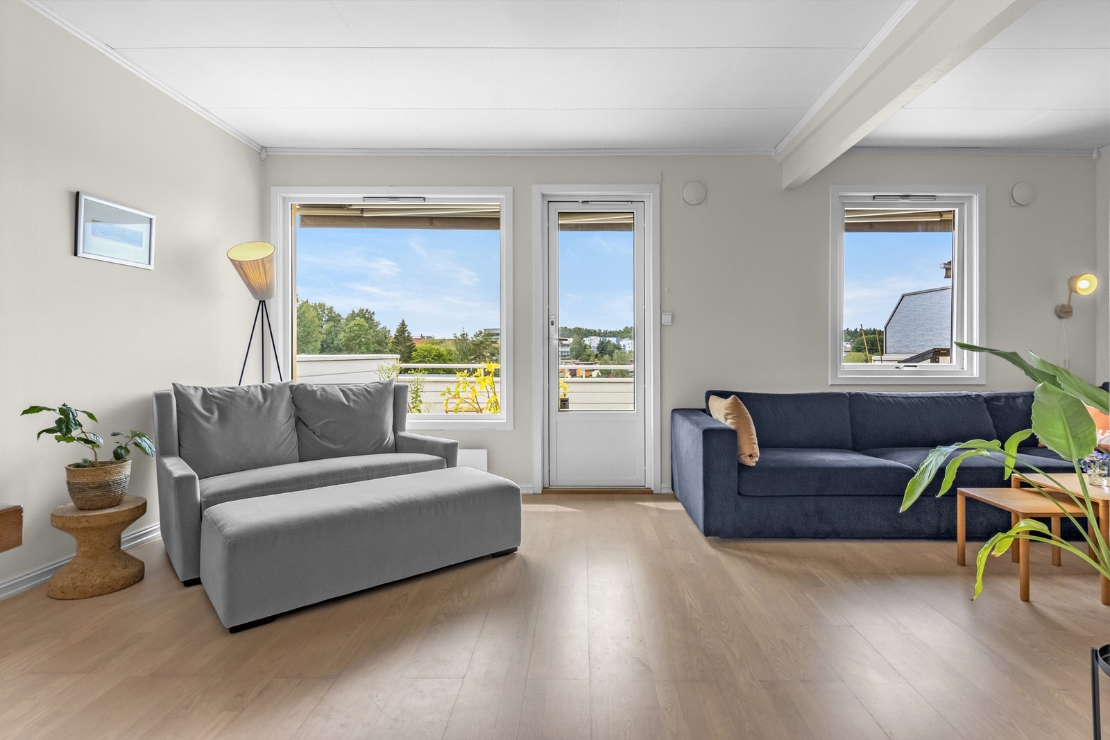 Stue med utgang til sør/vestvendt veranda Galleribilde