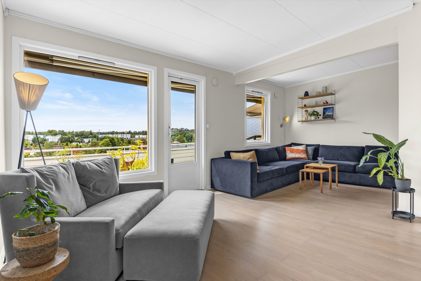 Stue med utgang til sør/vestvendt veranda Galleribilde