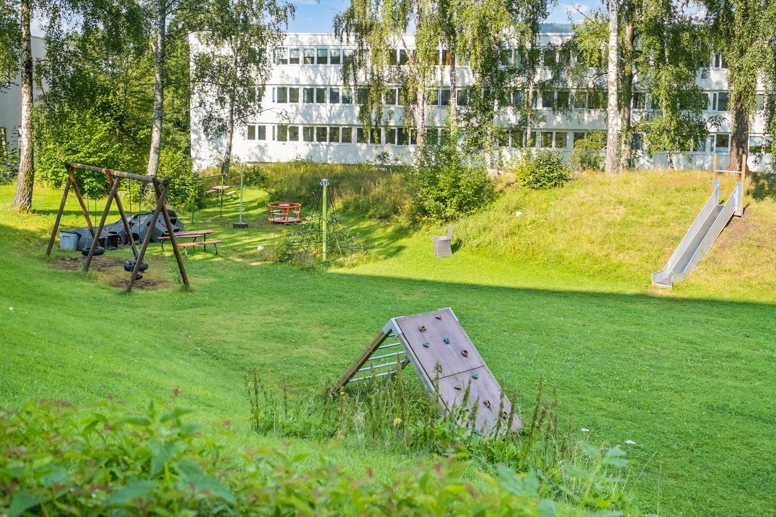 Fra leiligheten er det kort vei til både skoler og barnehager. Leiligheten sokner til Haslum barneskole (kort vei også til Løkeberg) og Bekkestua ungdomsskole. Det er også flere videregående skoler i nærheten, bl.a. Nadderud, Valler, Stabekk, Dønski. Galleribilde