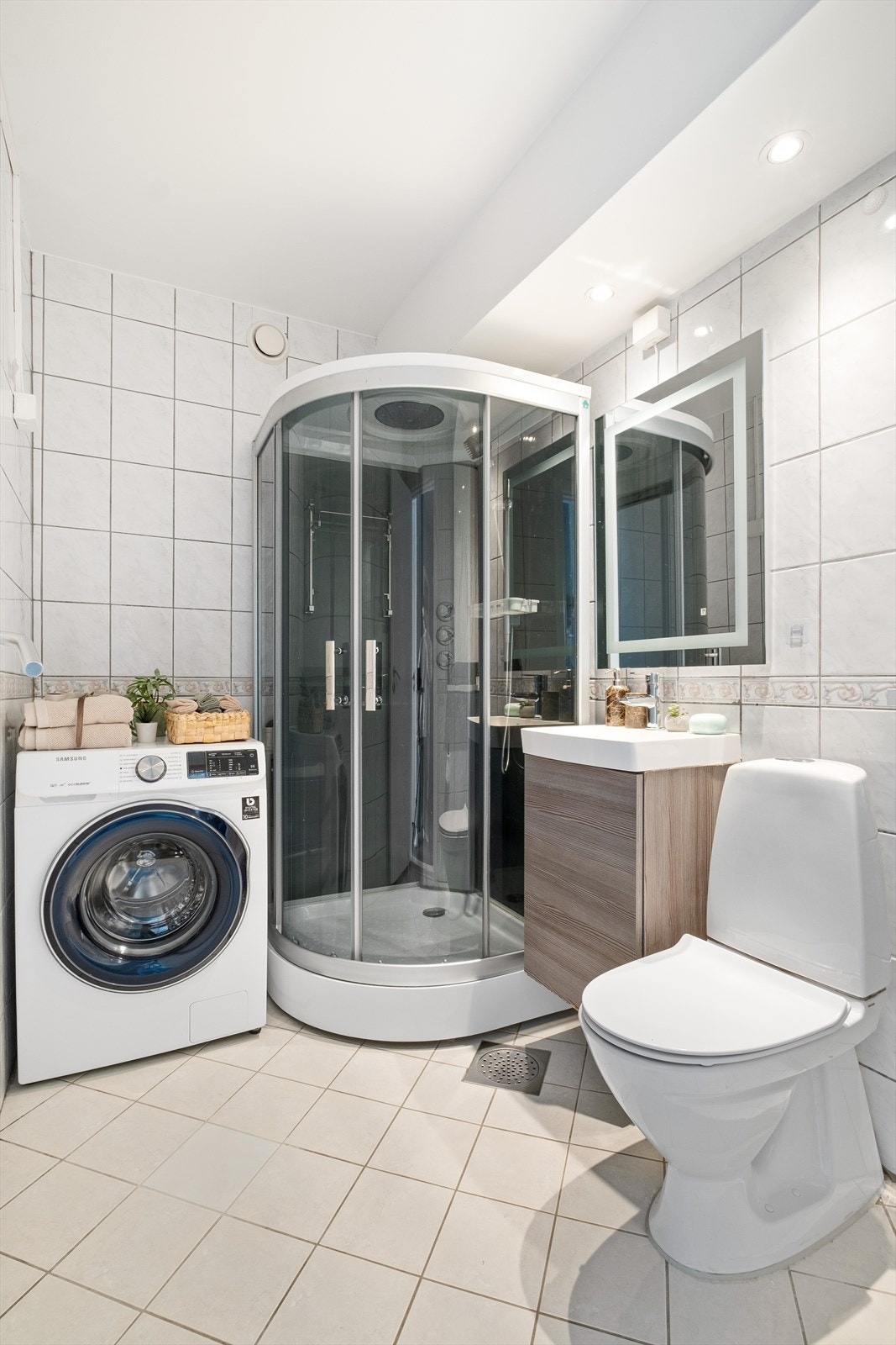 Lyst og pent flislagt bad. Varmekabler i gulv og downlights i himling. Galleribilde