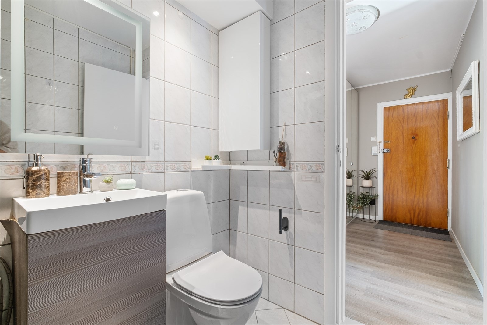 Nyere baderomsinnredning. Badet er innredet med dusjkabinett, servant og WC. Opplegg for vask/tørk. Galleribilde