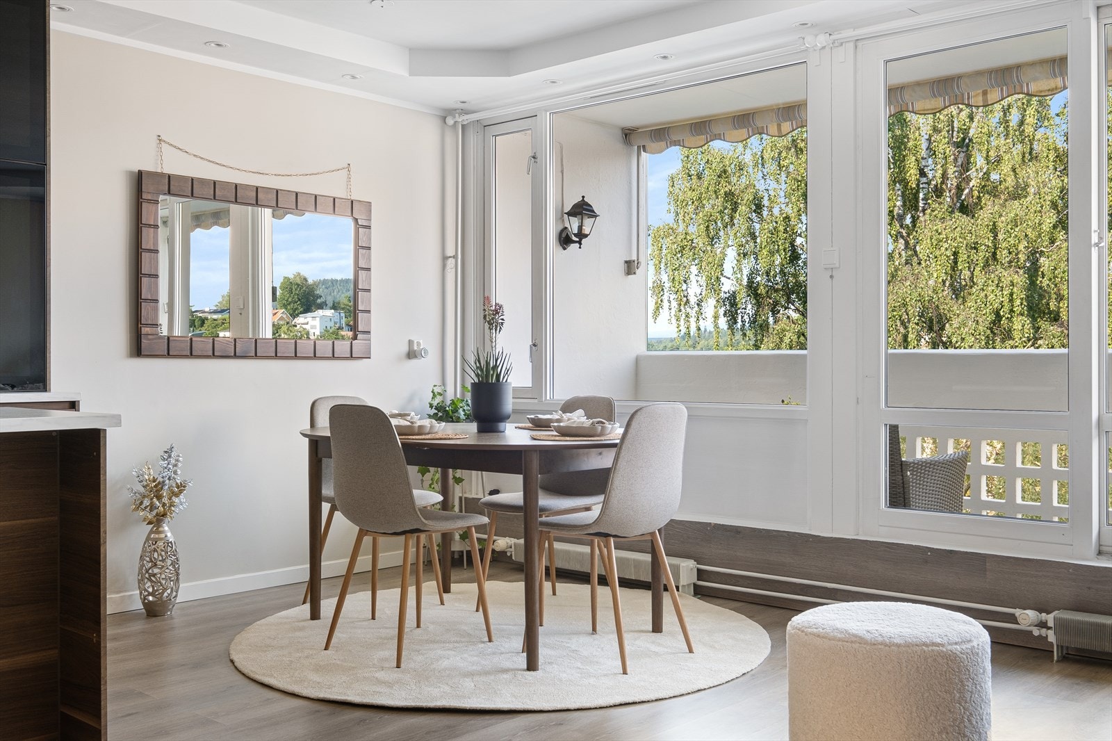 Stuen har gode møbleringsmuligheter med god plass til sofagruppe og tilhørende møblement, i tillegg til et stort spisebord. Stuene er malt i tidsriktige farger og har laminat på gulv. Galleribilde