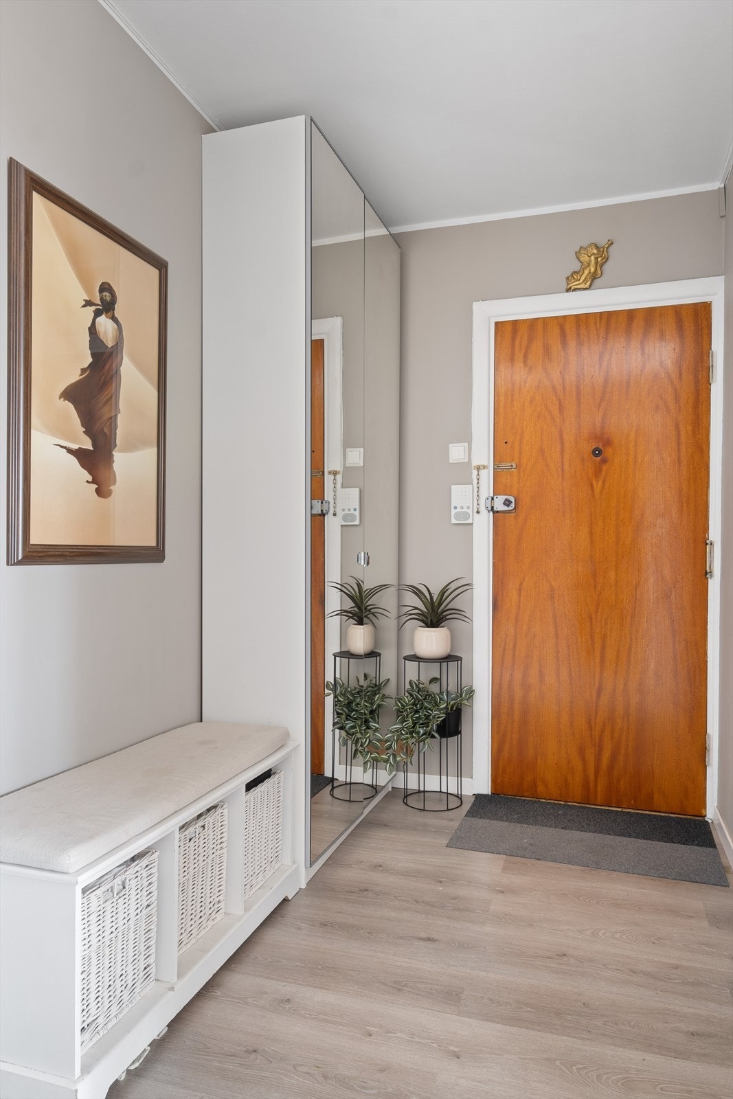 Entréen har god plass til garderobeskap, og god plass til kommoder, sittebenk, skohylle e.l. Laminat på gulv og malte slette vegger. Galleribilde