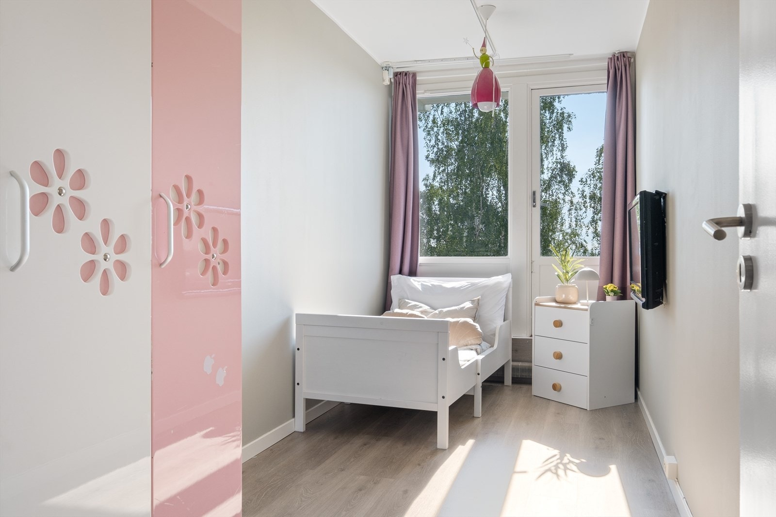 Soverom 2 er av god størrelse og har plass til seng, skrivebord, nattbord e.l og er perfekt som barnerom, gjesterom eller kontor. Galleribilde