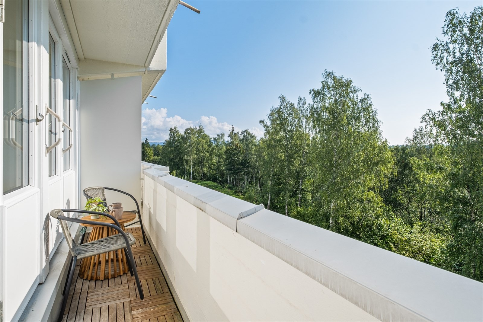 Her får du ca. 4 kvm med morgensol og nydelig utsikt utover nærområdet. Galleribilde