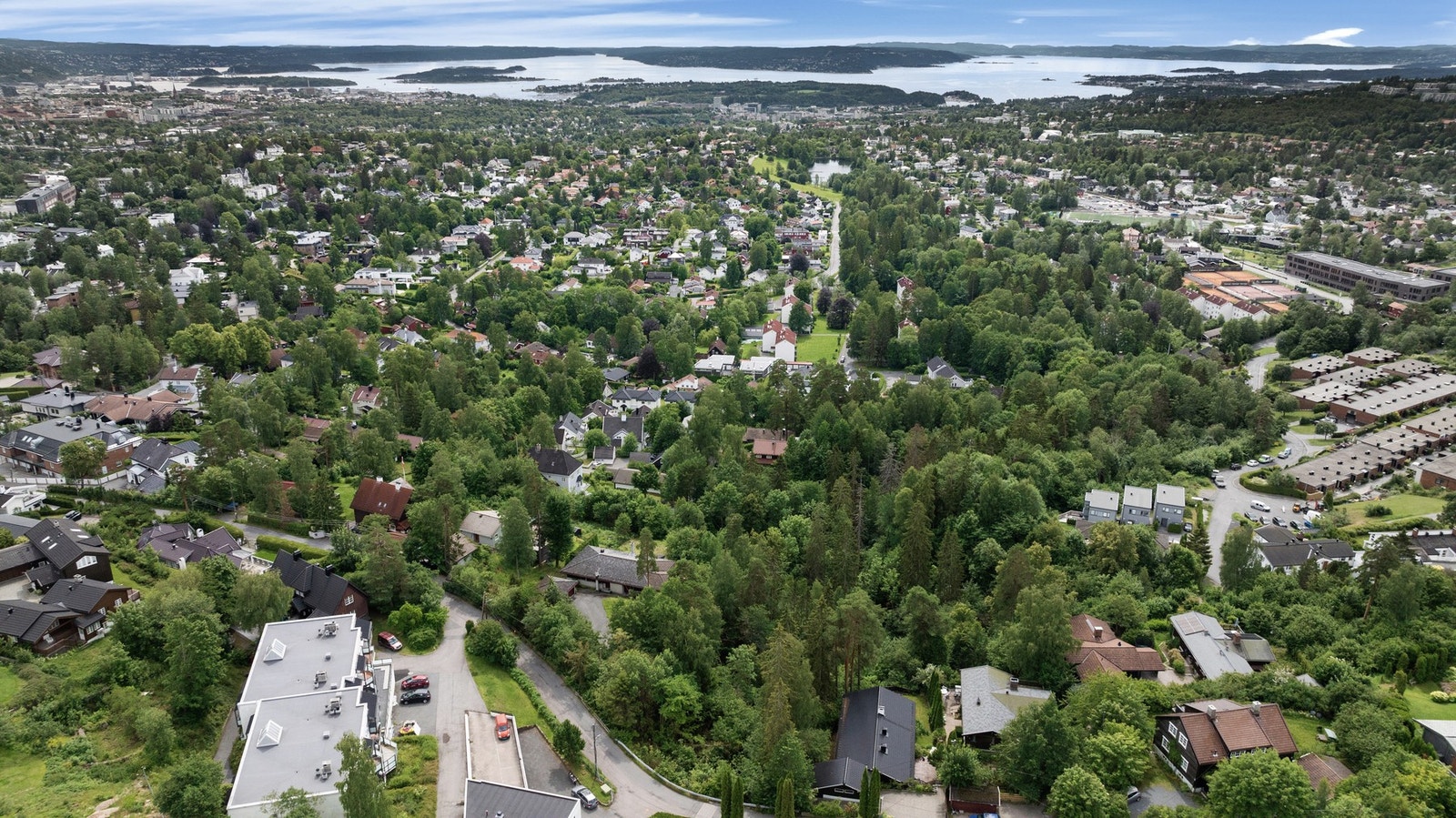 Slemdal er et grønt og fredelig boligområde i Oslo, kjent for sine elegante villaer og nærhet til marka. Galleribilde