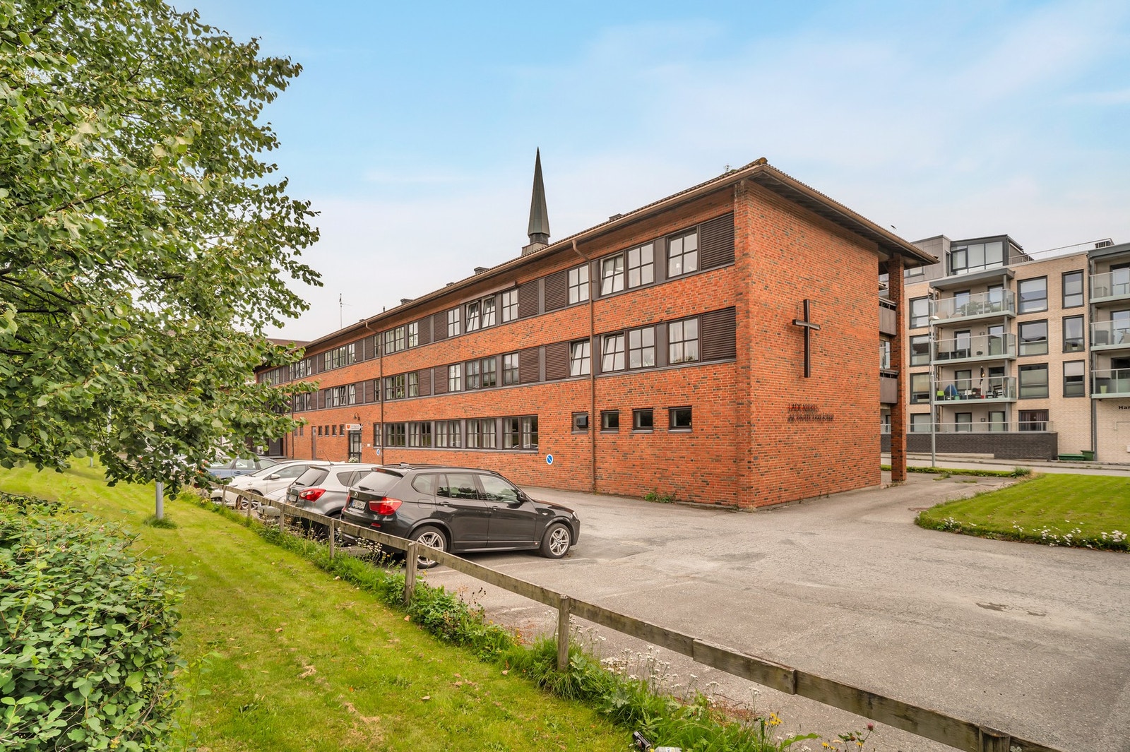 Med leiligheten medfølger det bruksrett til en parkeringsplass. Det kan også disponeres gjesteparkering ved oversiden av bygget. Galleribilde