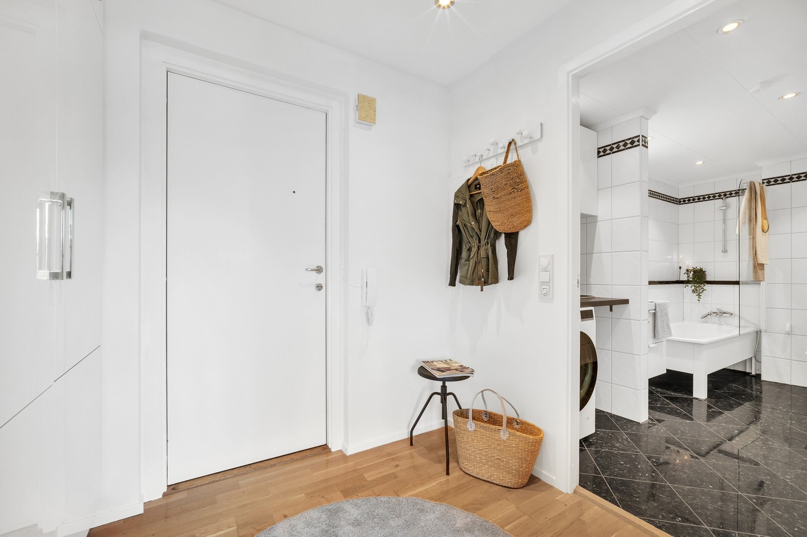 Rikelig med plass til oppbevaring av sko og oppheng av yttertøy. Entréen er i dag utstyrt med et stort og praktisk garderobeskap som vil medfølge handelen. Galleribilde