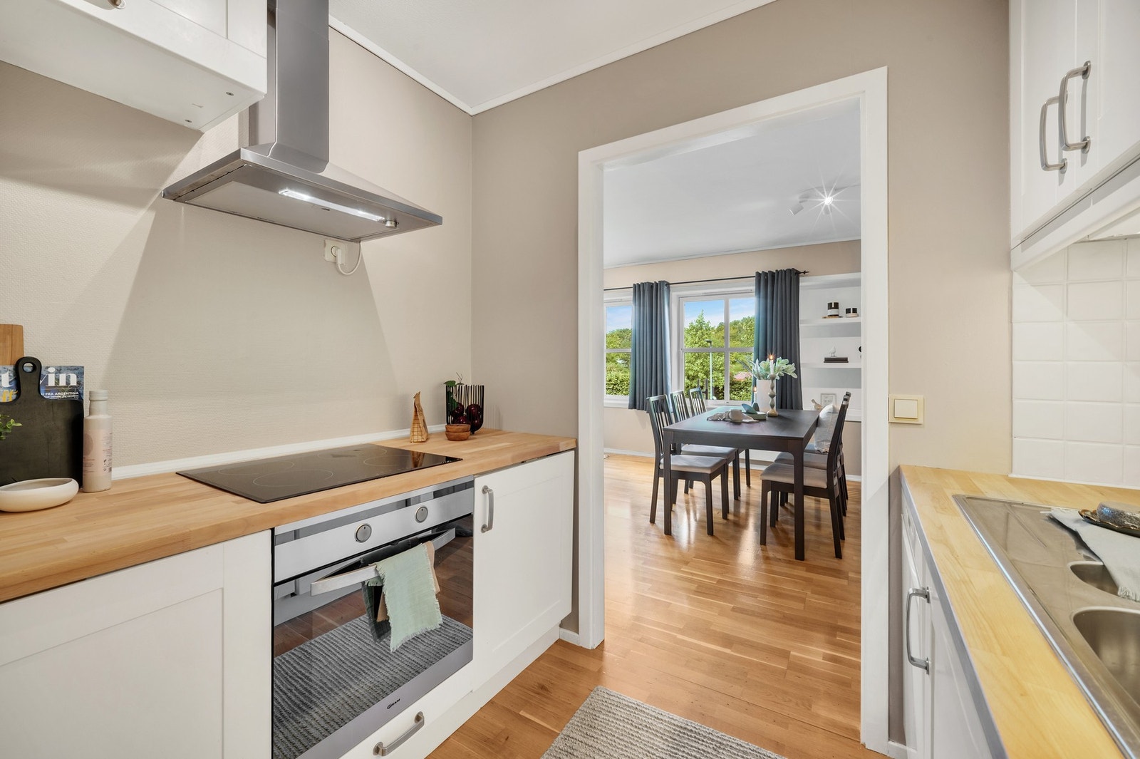 Flott og innbydende kjøkken med rikelig skap- og benkeplass. Hvite plane fronter og flott nylakkert heltre benkeplate. Galleribilde