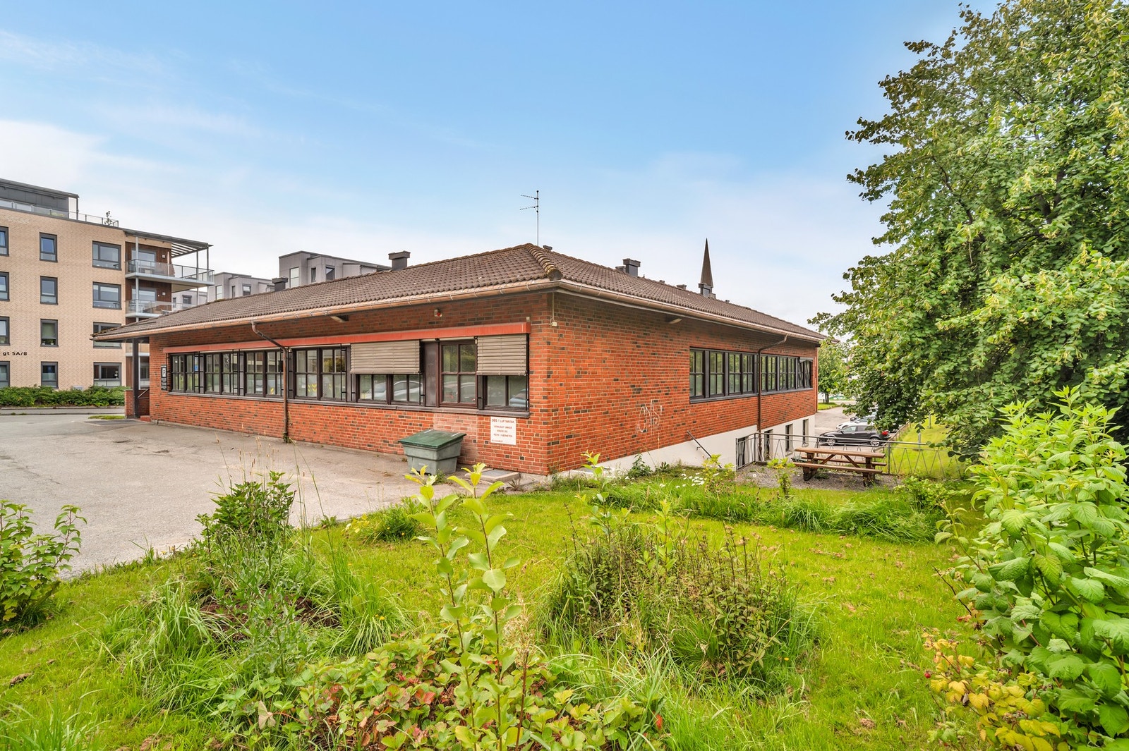 Fasadebilde. Nærmest til venstre i bilde har man 3 gjesteparkeringsplasser. Galleribilde