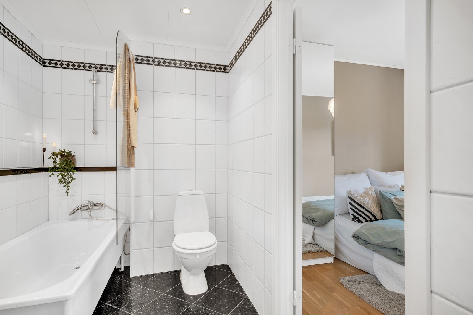 Fra badet har du utgang både mot entréen og inn til soverommet. Galleribilde