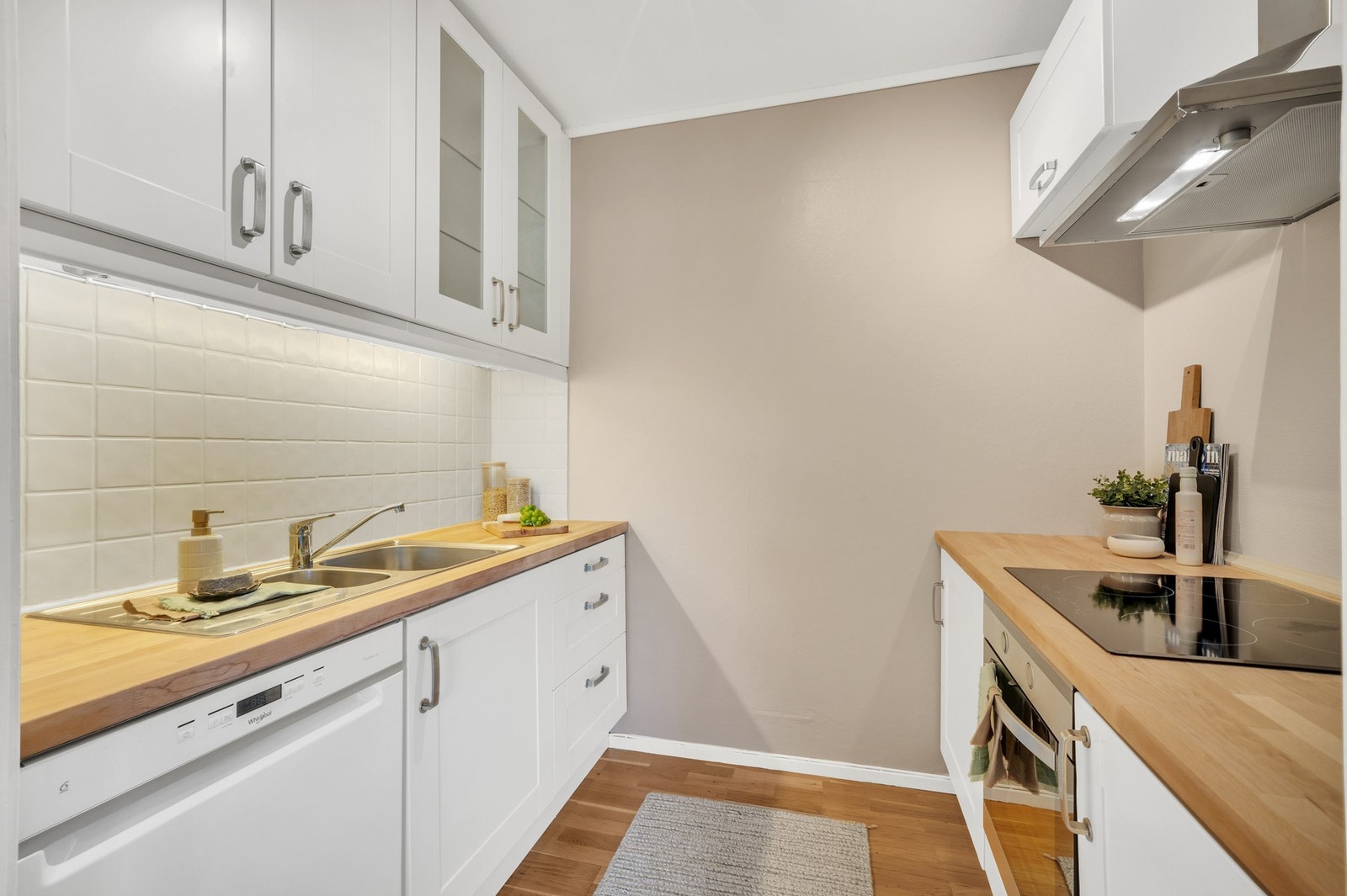 Hvitevarer som platetopp, stekeovn, oppvaskmaskin og kjøleskap/fryser følger selvfølgelig med i handelen. Flotte detaljer mellom over- og underskap. Galleribilde