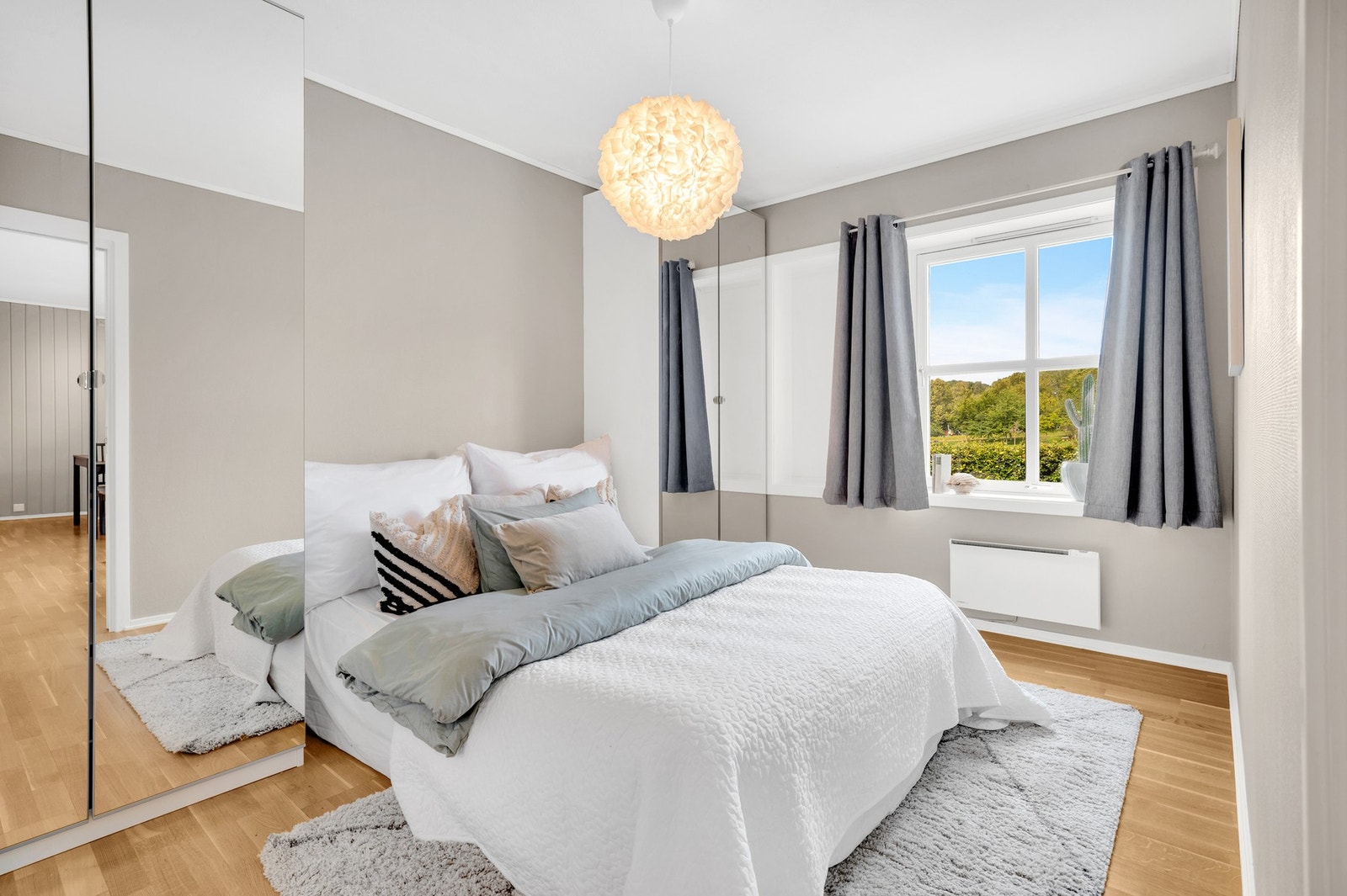 Her også, store vindusposter med dyp vinduskarm kombinert med moderne fargevalg på vegg. Galleribilde