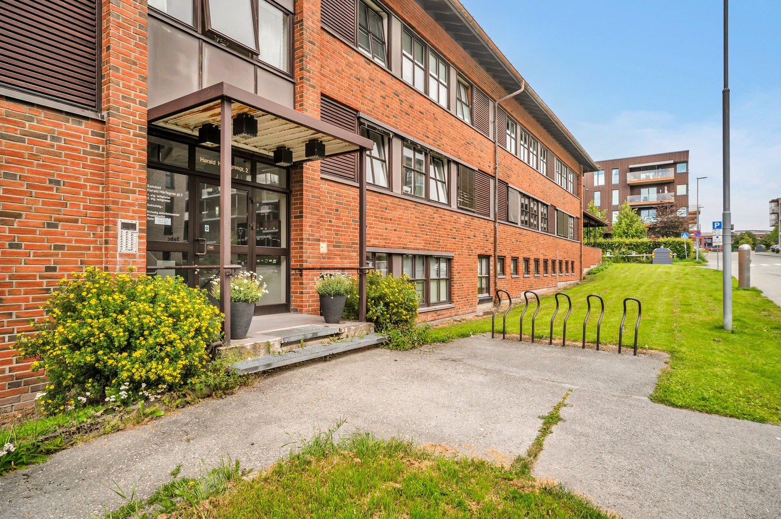 Leiligheten ligger i første etasje, men nivå to fra avbildet bakkeplan. Galleribilde