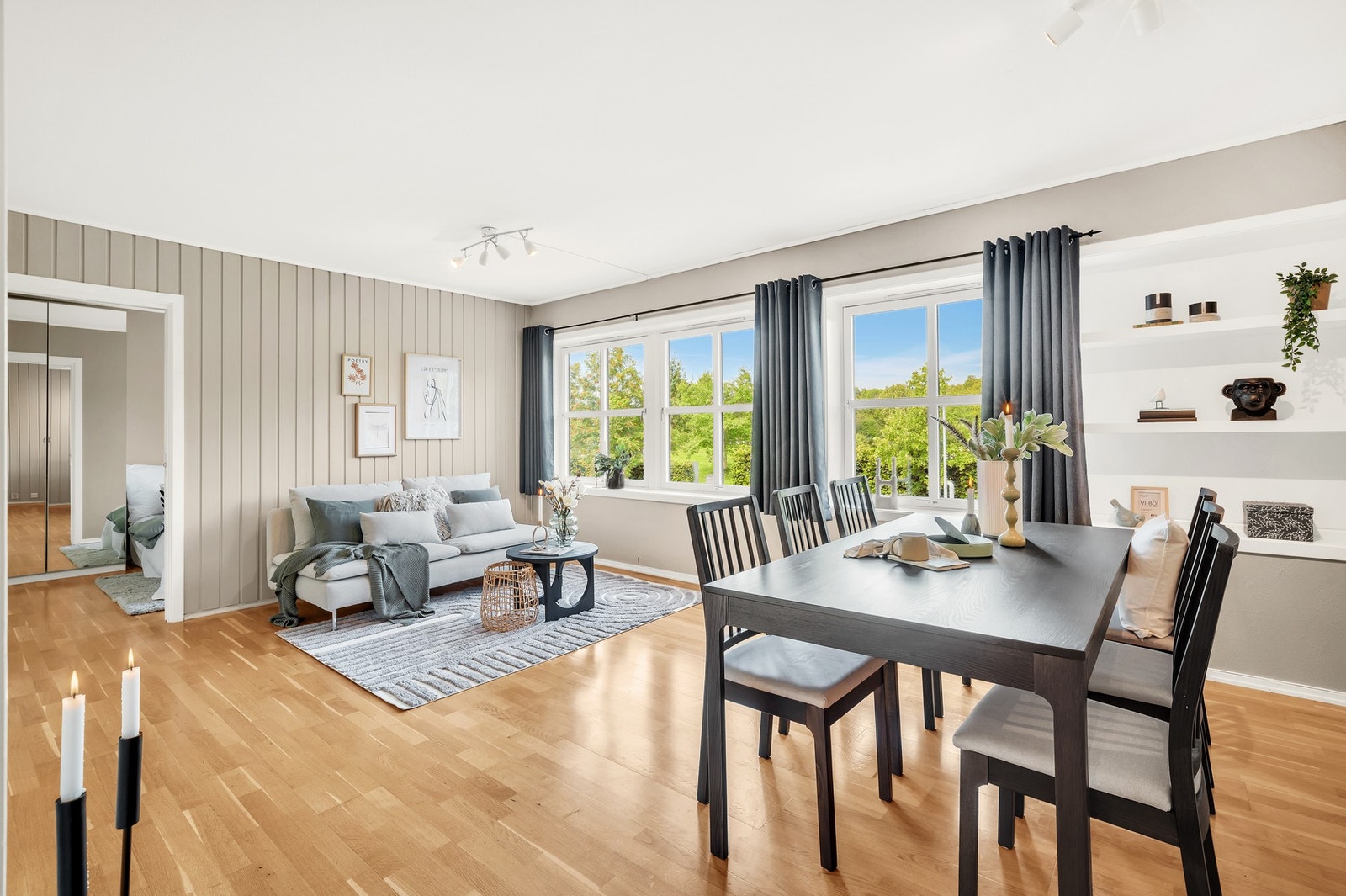 Leiligheten rommer 49 kvm (BRA-i) og består av entré, bad, soverom, stue og kjøkken. Det disponeres også lagringsplass i leilighetens bod både på loft og i kjeller. Galleribilde