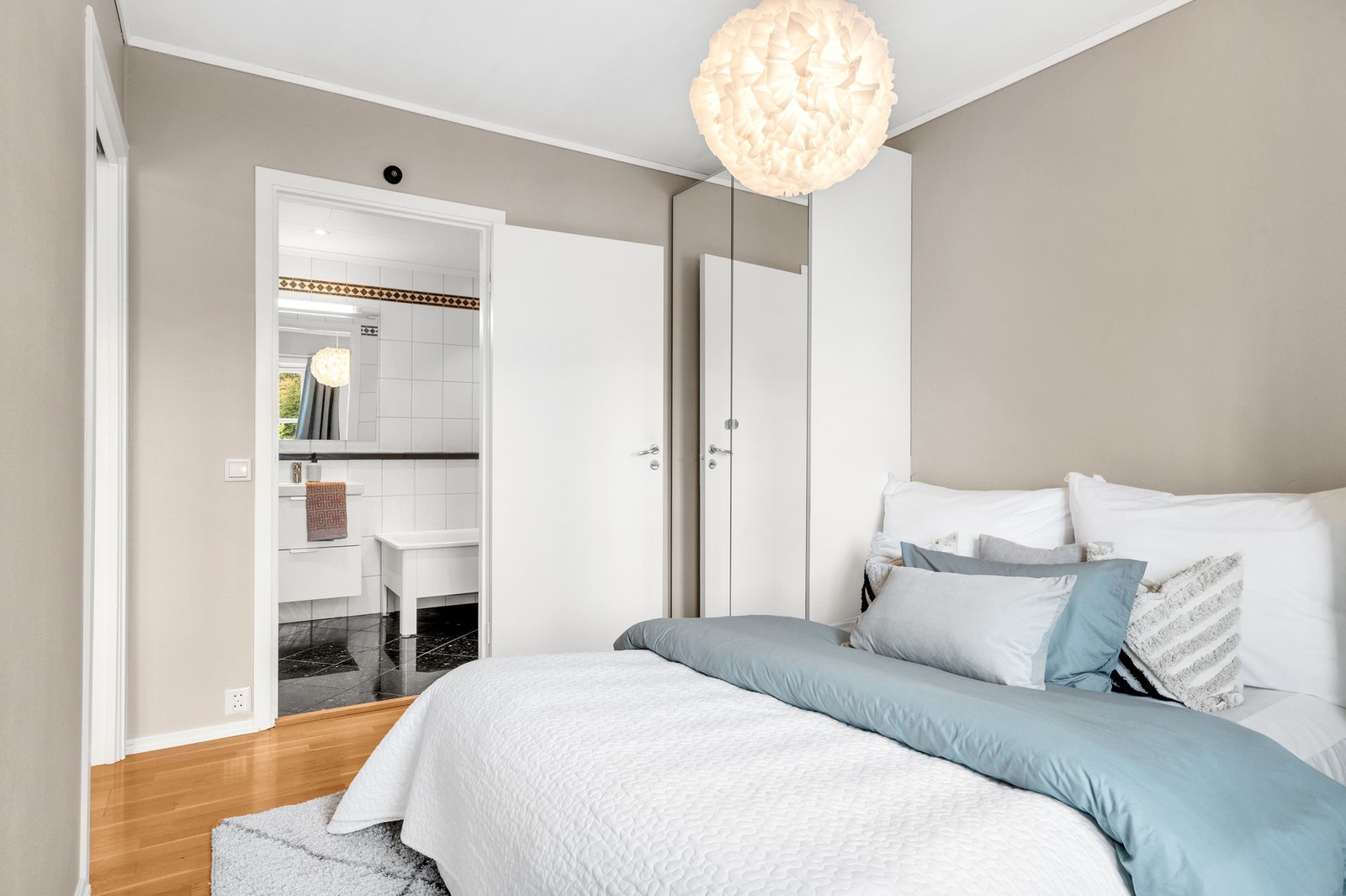 Leilighetens soverom er målt til 10,6 kvm og har god plass til dobbeltseng av god størrelse og annet møblement etter ønske. Soverommet er utstyrt med to praktiske garderobeskap som vil medfølge i handelen. Galleribilde