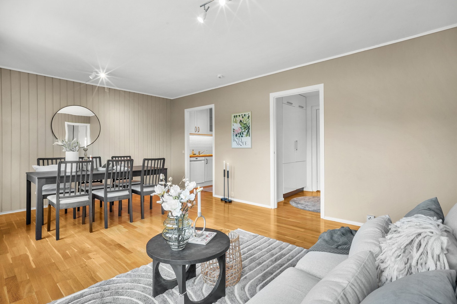 Store vindusposter kombinert med moderne fargevalg på vegg skaper en luftig og behagelig atmosfære i leiligheten. Galleribilde