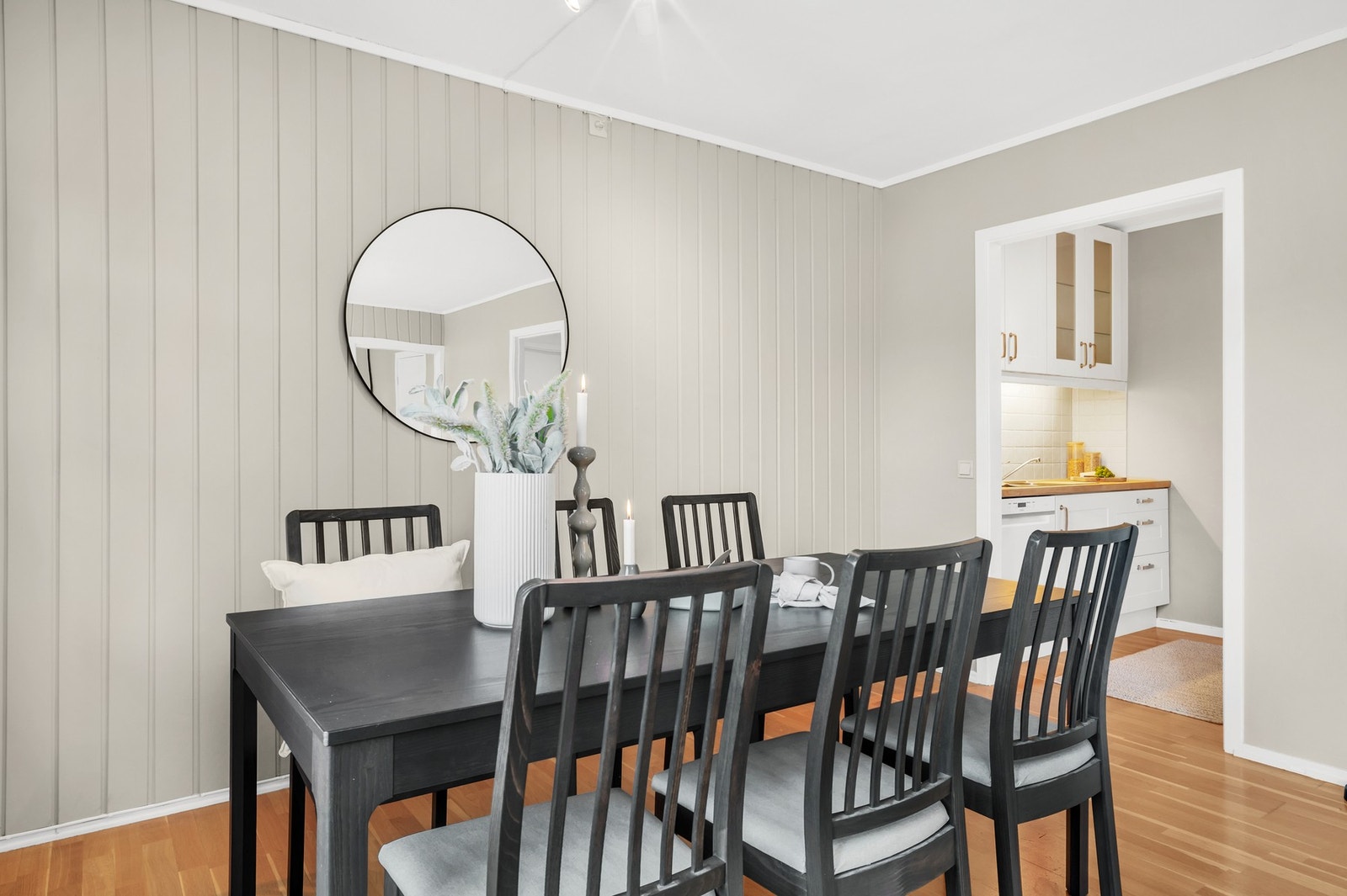 Spisebordet finner sin naturlige plassering mellom stue og kjøkken. Galleribilde