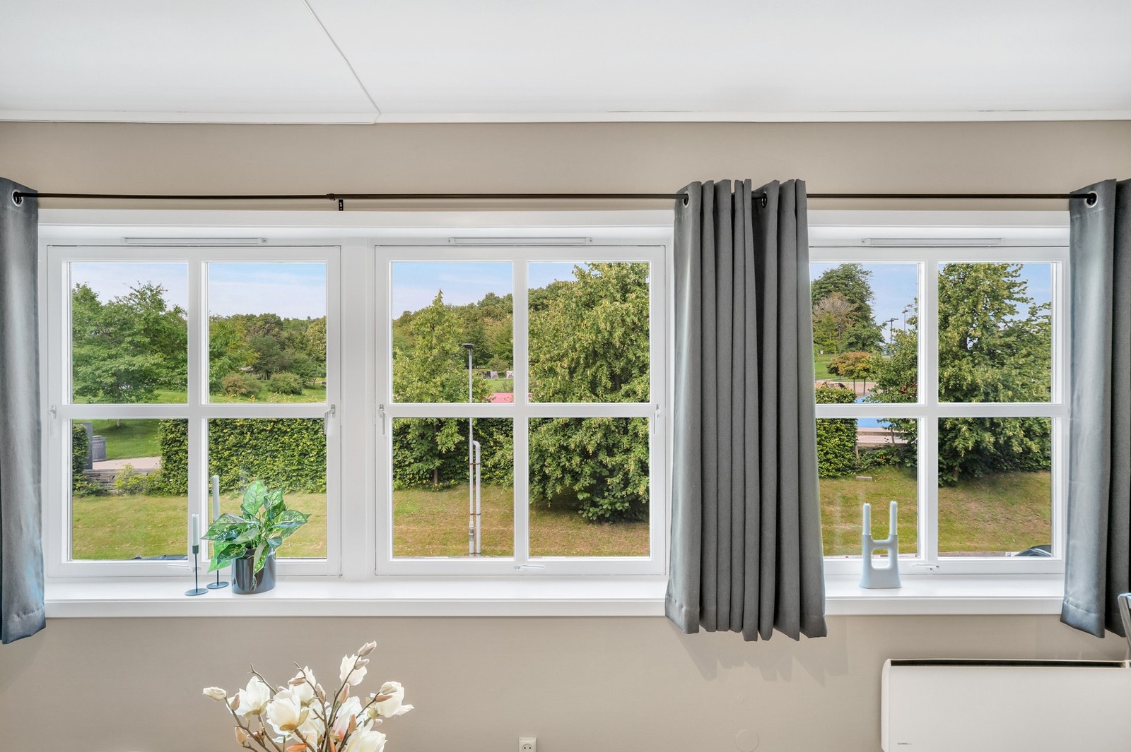 Sjarmerende store vindusposter med dype vinduskarmer som gir flott utsikt mot attraktive Sirkusparken. Galleribilde