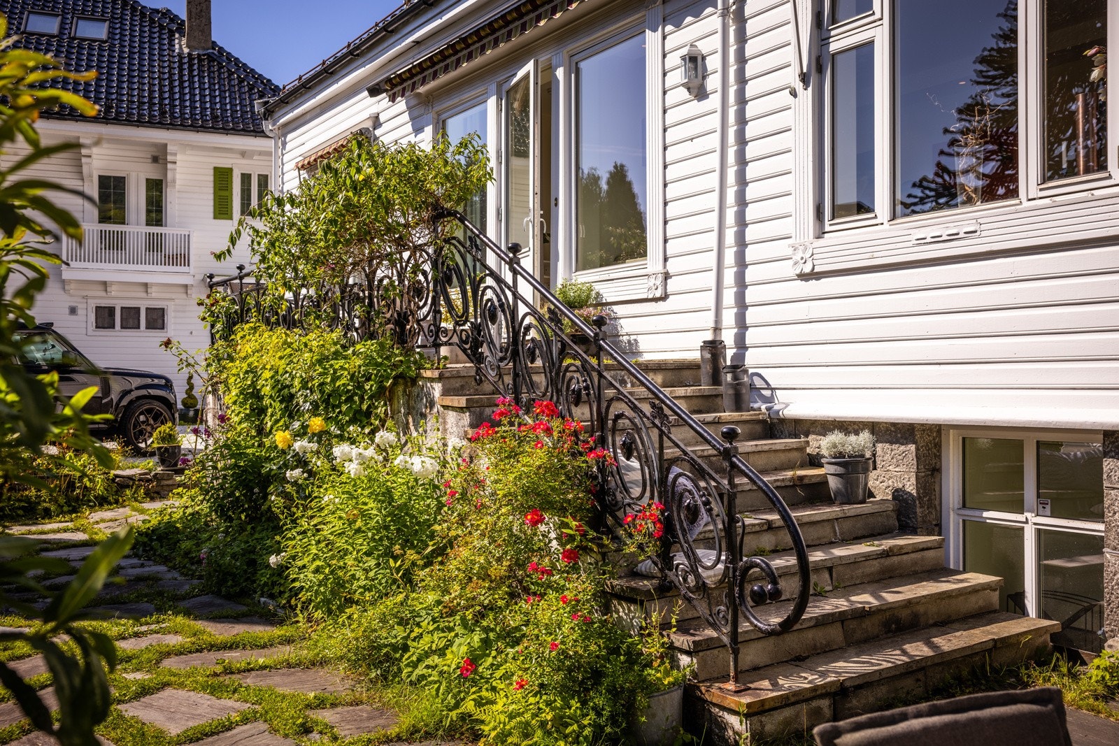 Leiligheten ligger i en høy 1.etasje og er vendt mot grønne omgivelser i hagen. Galleribilde