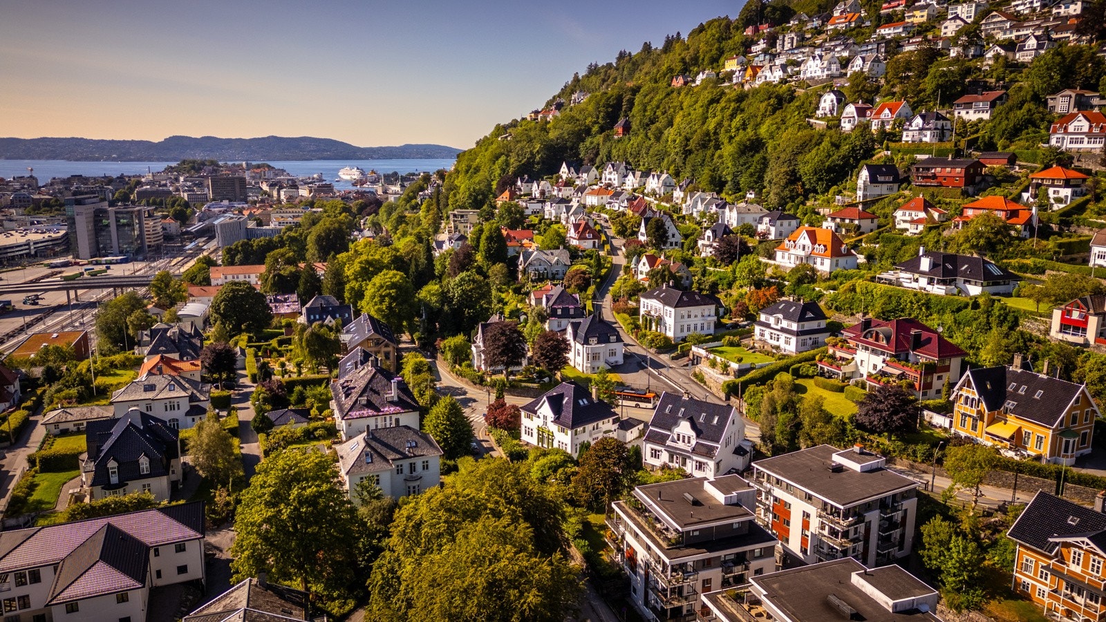 Kalfaret er solsiden av byens og kanskje et av de mest attraktive strøkene i Bergen. Gåavstand til sentrum, byfjellene og Haukeland sykehus. I nabolaget er det butikk, busstopp, bybanestopp og rask tilgang til badebryggene i Møllendal. Galleribilde