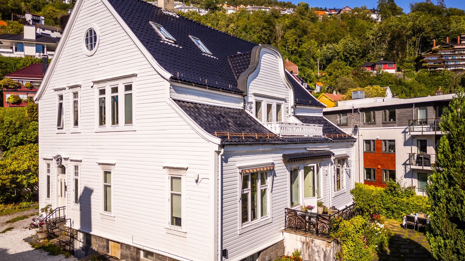 Kalvedalsveien 3 er et meget flott hus fra ca. 1903. I 2011/2012 ble huset bygget om innvendig og består i dag av 5 selveiende seksjoner (leiligheter). Galleribilde