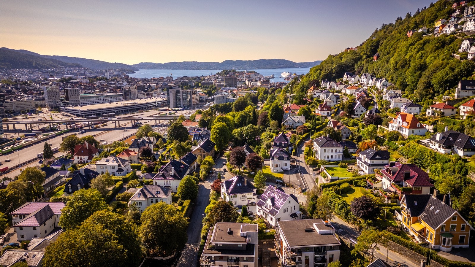 Når man bor så nære sentrum vil man frigjøre masse tid. Liker man å gå tur i fjellet ligger byfjellene i "eget nabolag" med enkel tilgang via Kalfarlien. Galleribilde