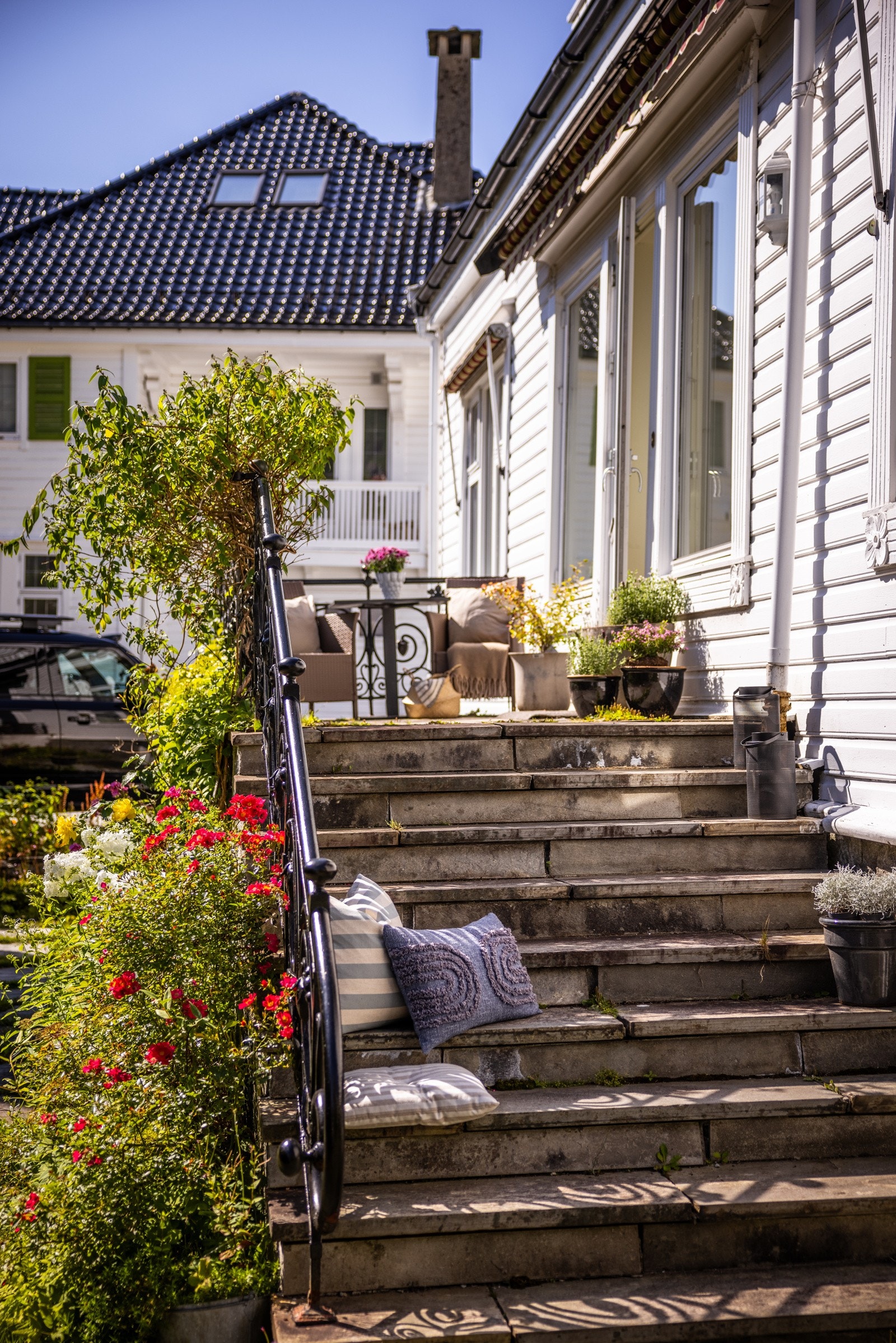 Flott steintrapp ned til hagen. Galleribilde