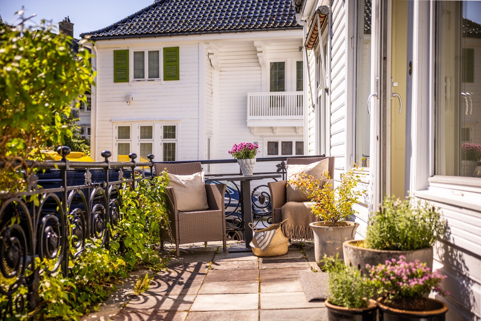 Utenfor døren til leiligheten er det en solrik, hellelagt oppholdsplass på ca. 9 m². Et flott sted en kan ha grønne planter, bord og stoler. Galleribilde