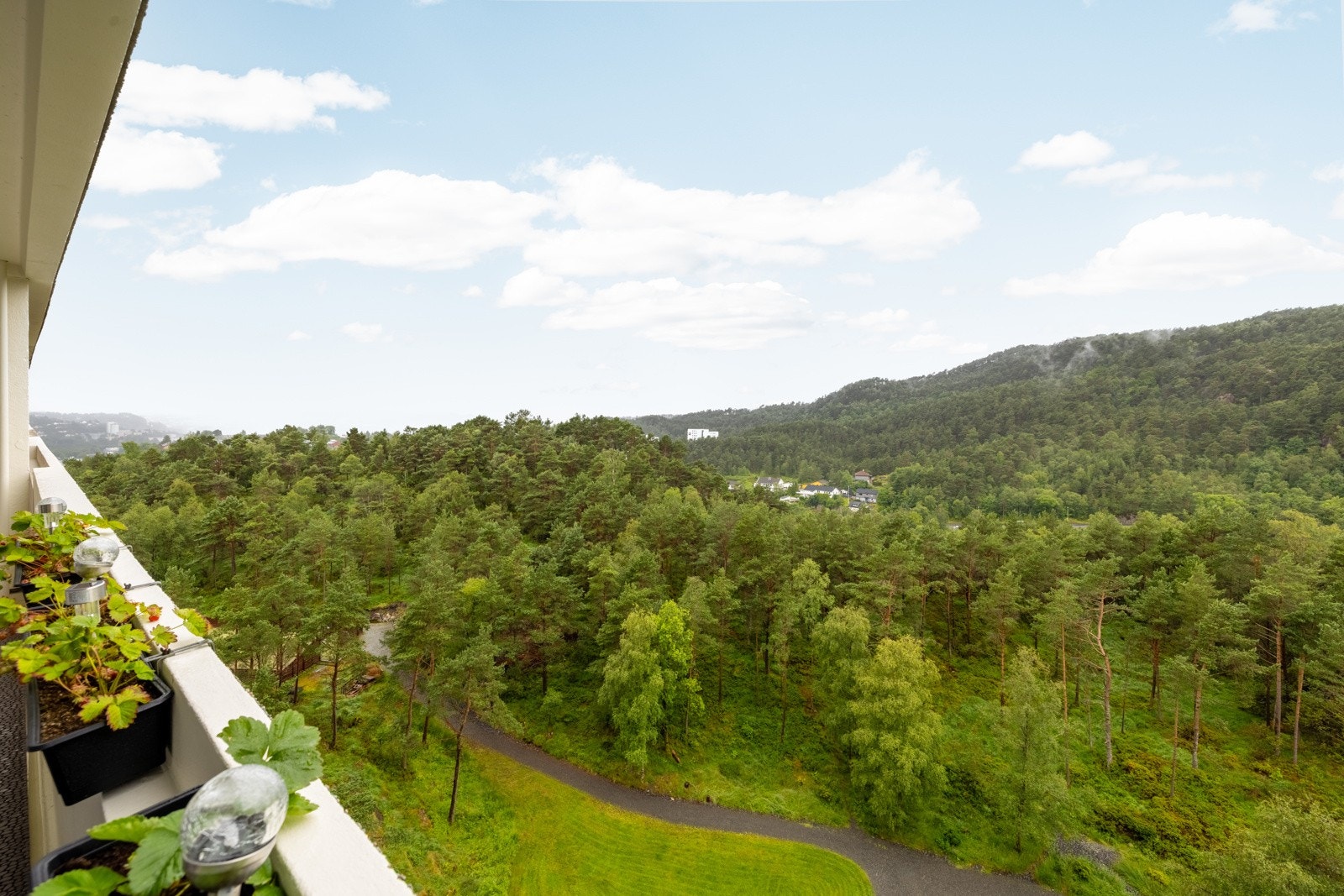 Fin og luftig utsikt fra balkongen. Galleribilde