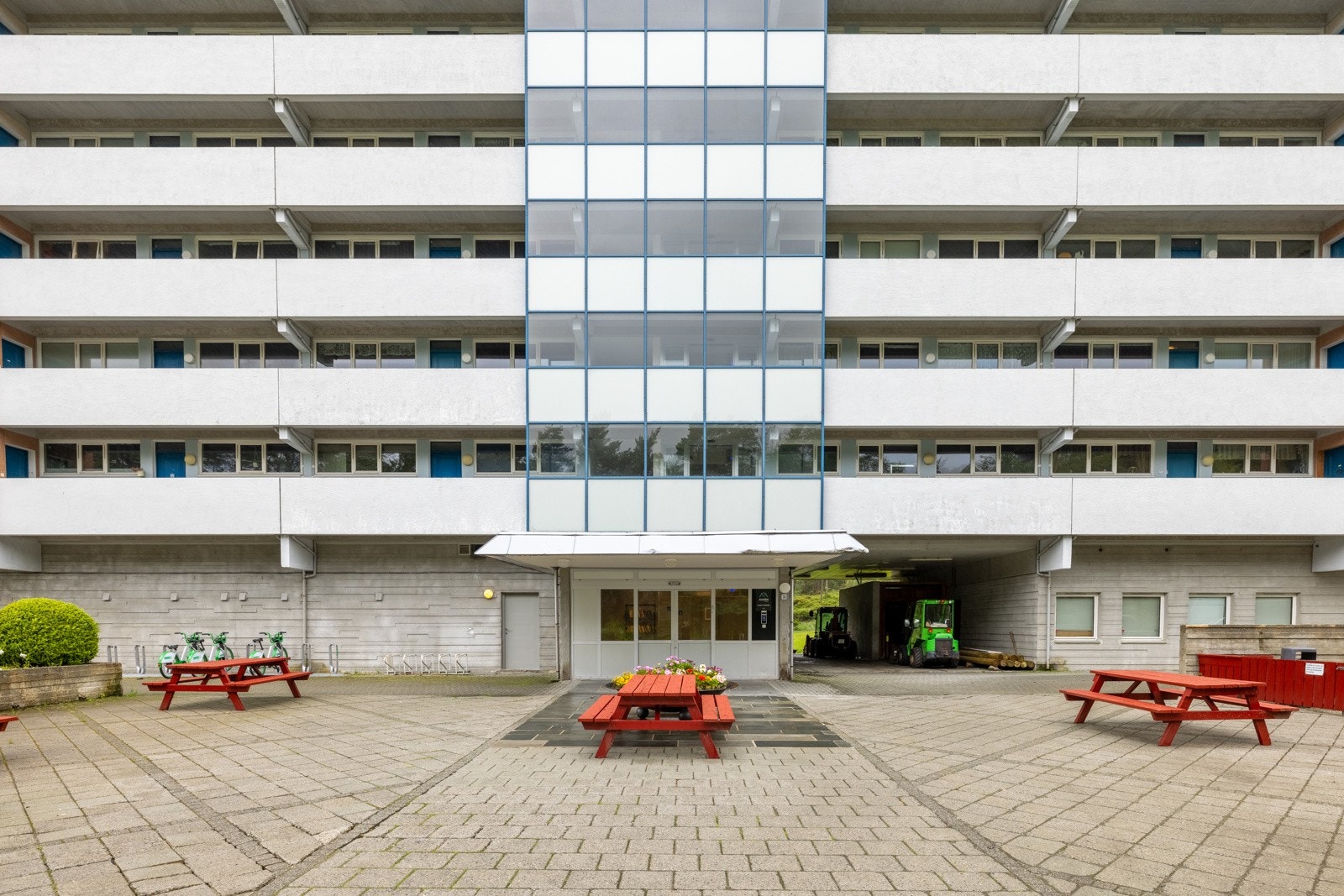 Borettslaget har en pen og velholdt tomt med bl.a. lekeplasser og grøntareal. Galleribilde