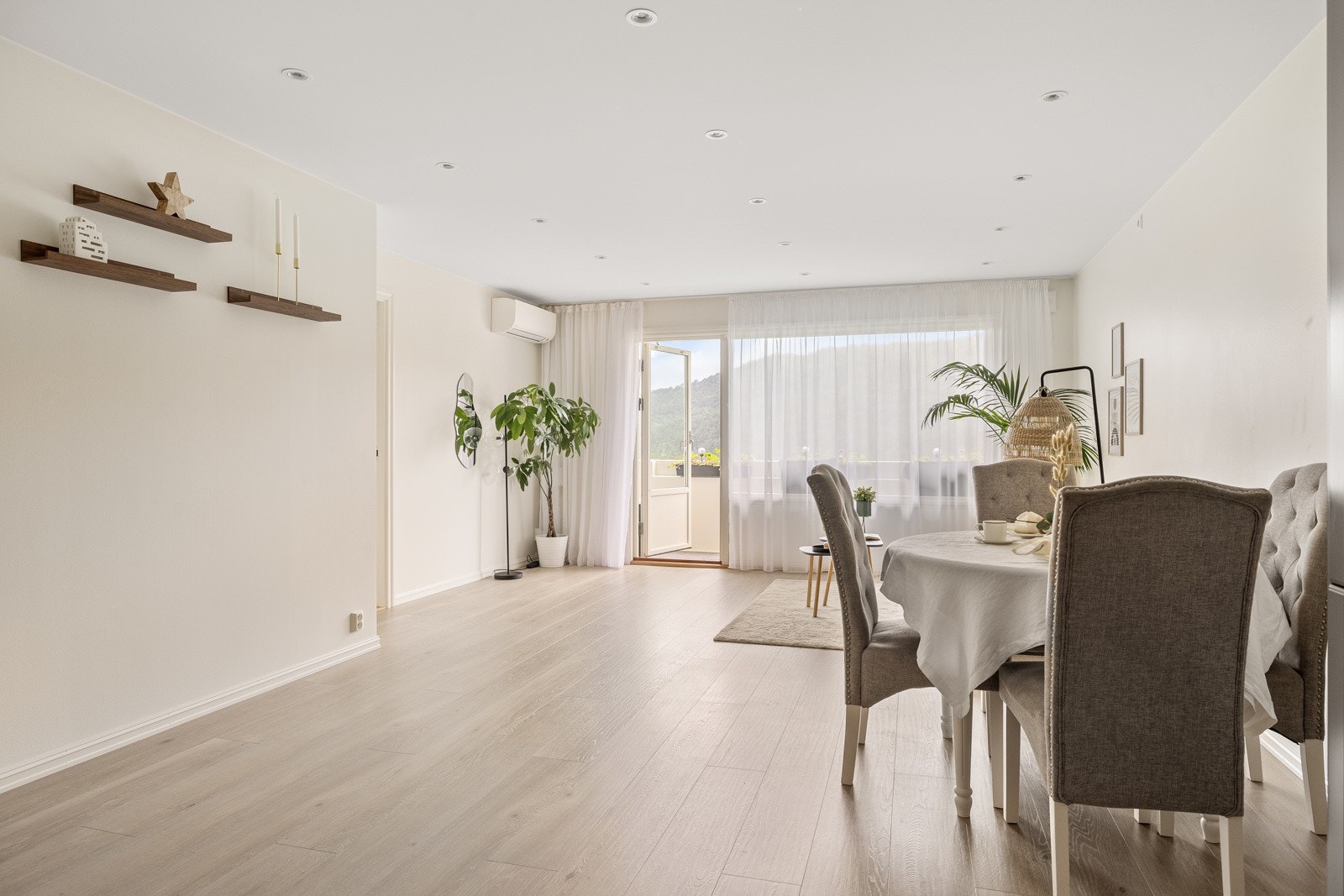 Overflatene består av en fin og slitesterk 1-stavs laminat på gulv og ellers hvite og slette vegger og himling. Galleribilde