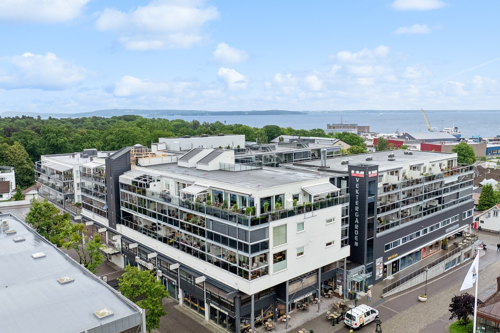 Fra fellesterrassen får du flott utsikt ned til Oslofjorden og Bastøferjen. Galleribilde