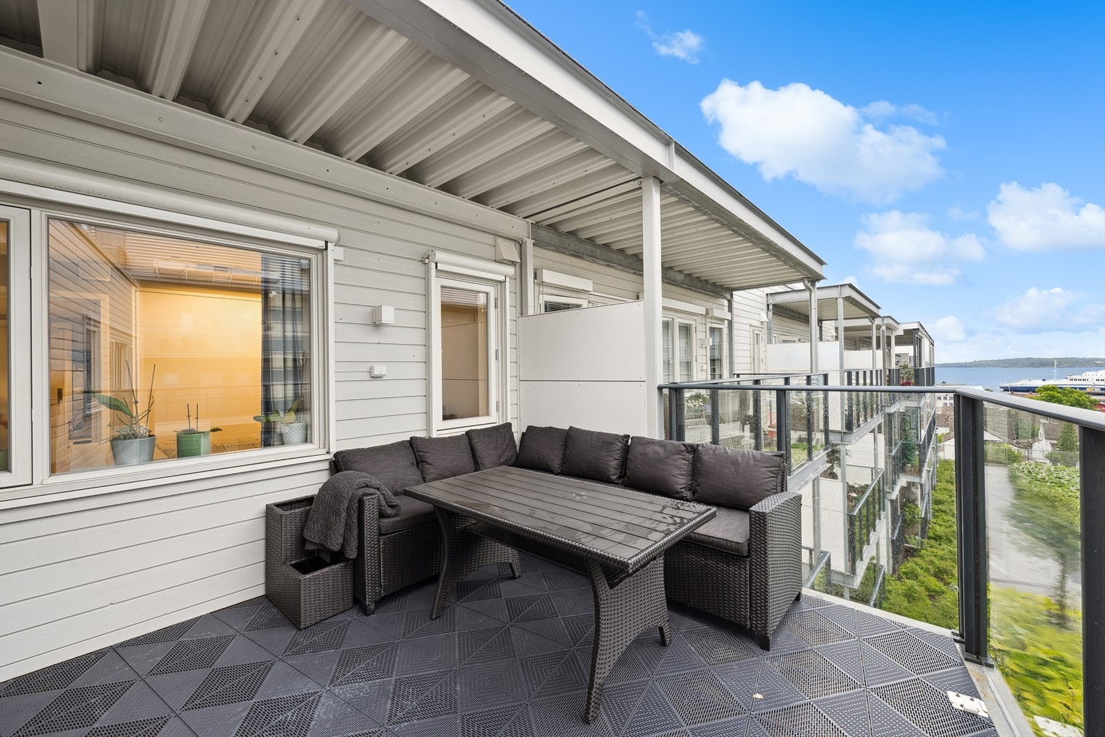 Her er det god plass til utemøbler mm. Galleribilde