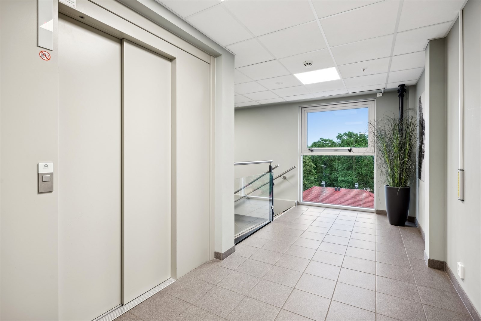 Leiligheten har adkomst enten med heis eller trapper i bygget. Galleribilde